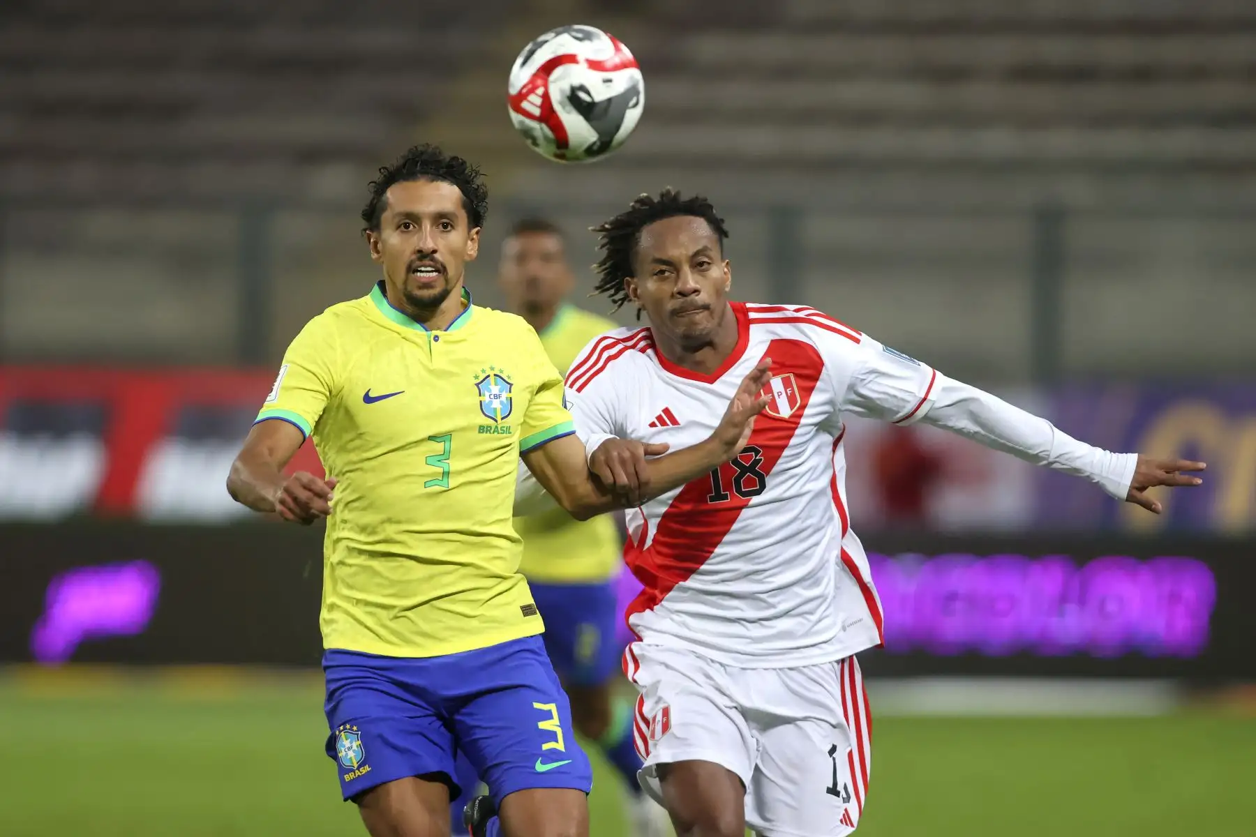 El defensa brasilero Marquinhos disputa el balón con el atacante peruano André Carrillo durante el encuentro que sostuvieron las selecciones de Perú y Brasil por las clasificatorias FIFA 2026. Foto: ANDINA/Juan Carlos Guzmán Negrini