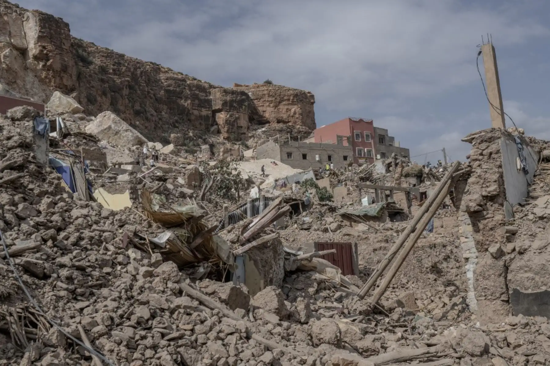 Una vista general muestra los escombros de las casas destruidas en el pueblo de Imi N