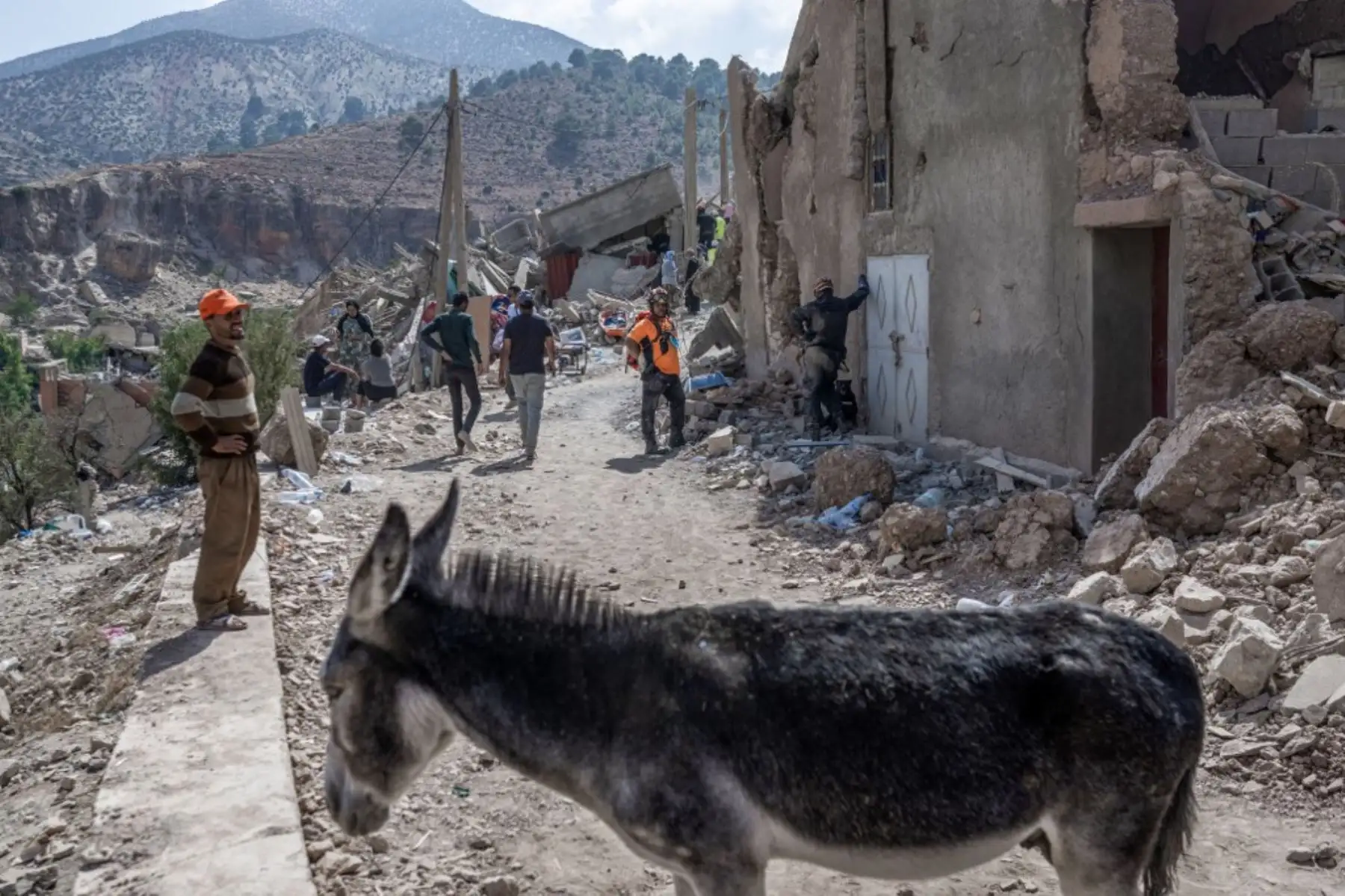Aldeanos y rescatistas descansan cerca de los edificios destruidos por el terremoto en la aldea de Imi N