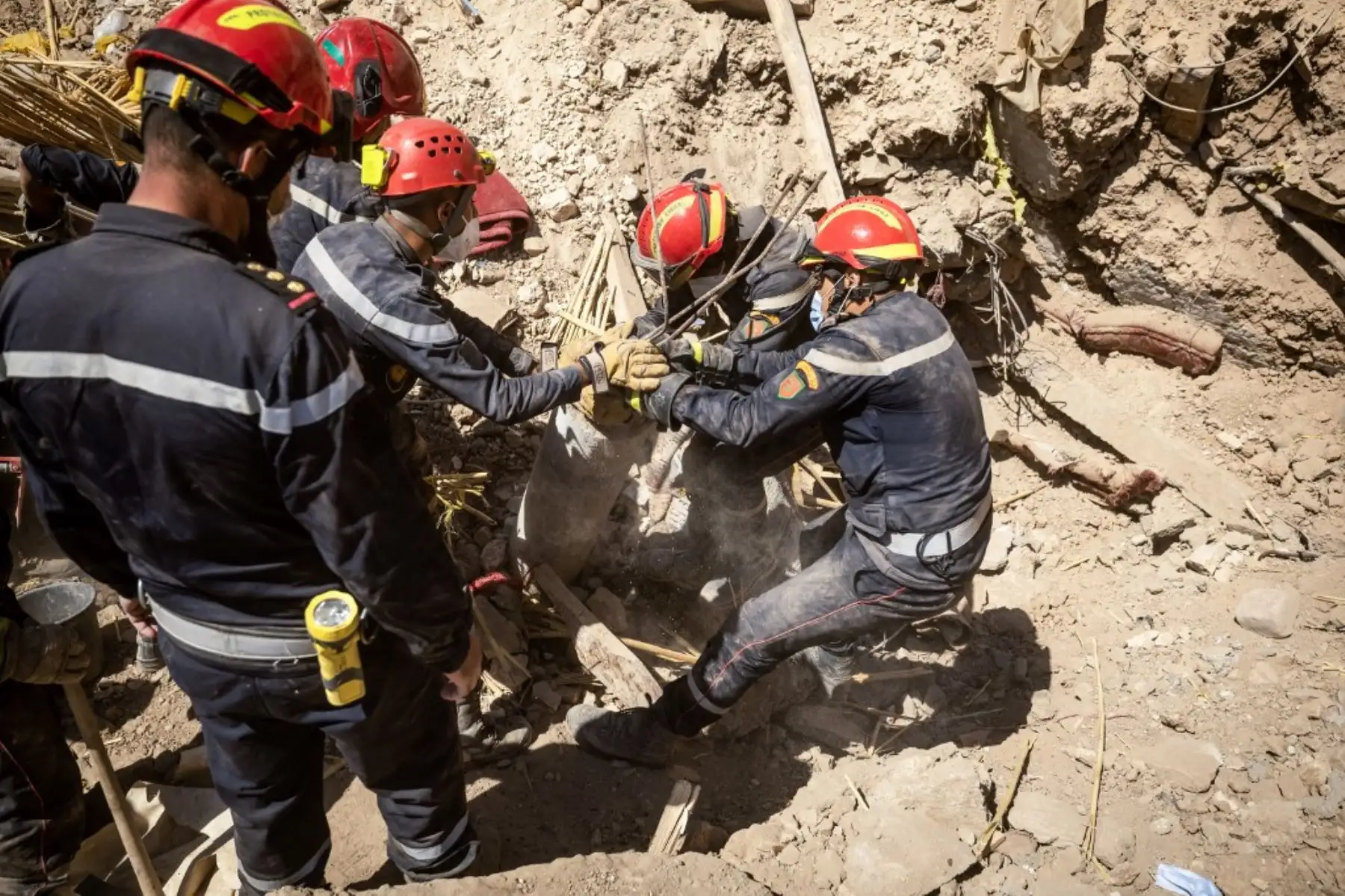 Rescatistas buscan sobrevivientes entre los escombros de una casa destruida por el terremoto en la aldea de Imi N