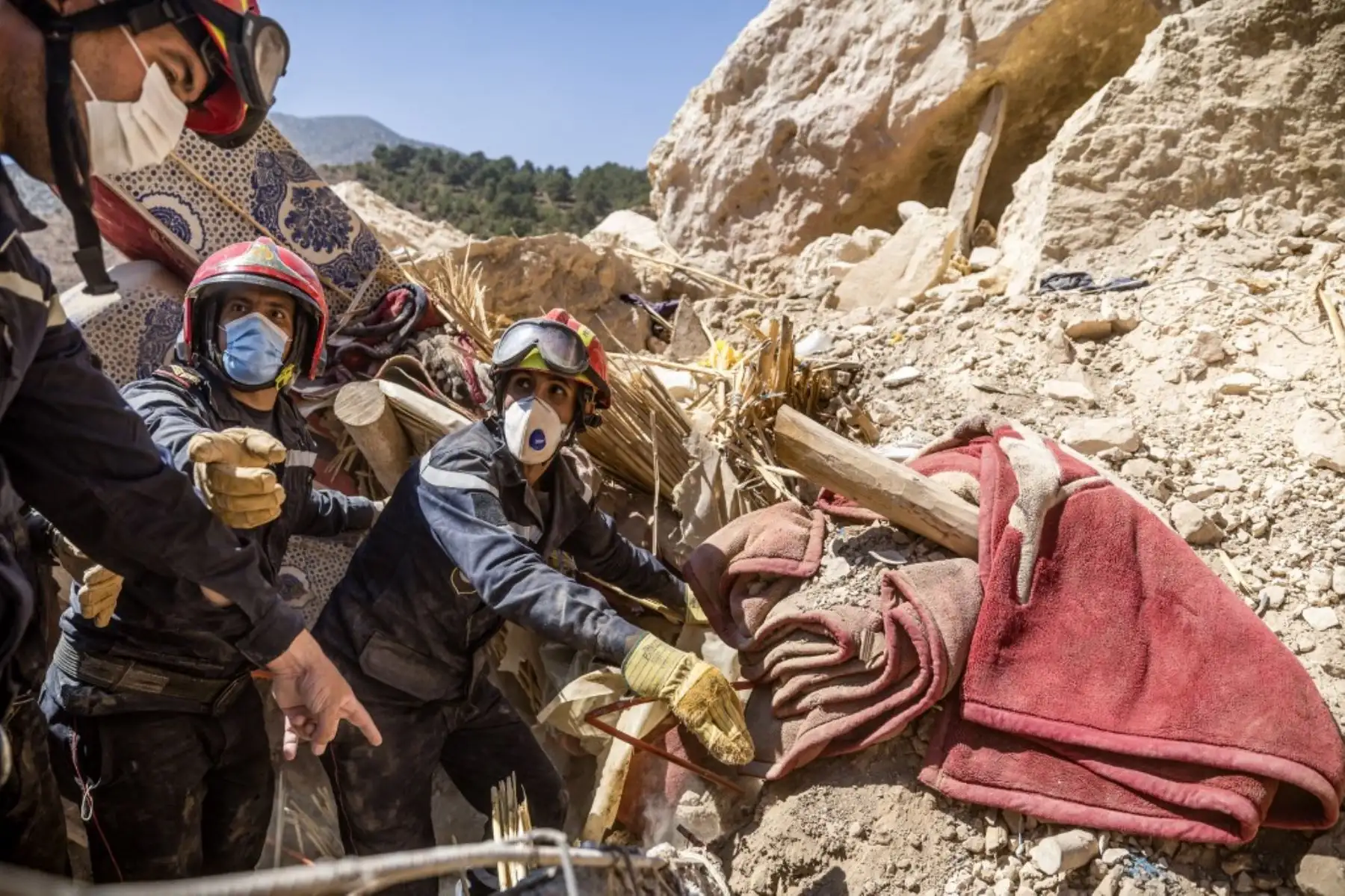 Rescatistas buscan sobrevivientes entre los escombros de una casa destruida por el terremoto en la aldea de Imi N
