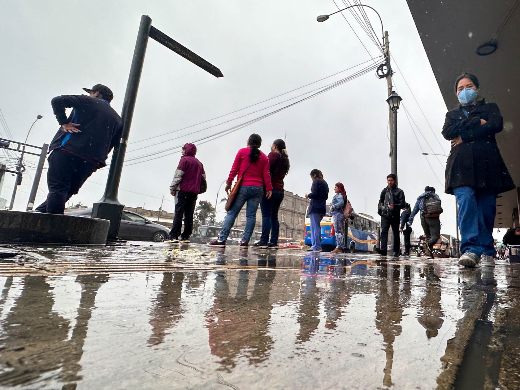 Una persistente llovizna cae hoy jueves 21 de setiembre sobre distintos distritos de Lima, lo que ha obligado a la población a abrigarse más. Foto: ANDINA/ Braian Reyna