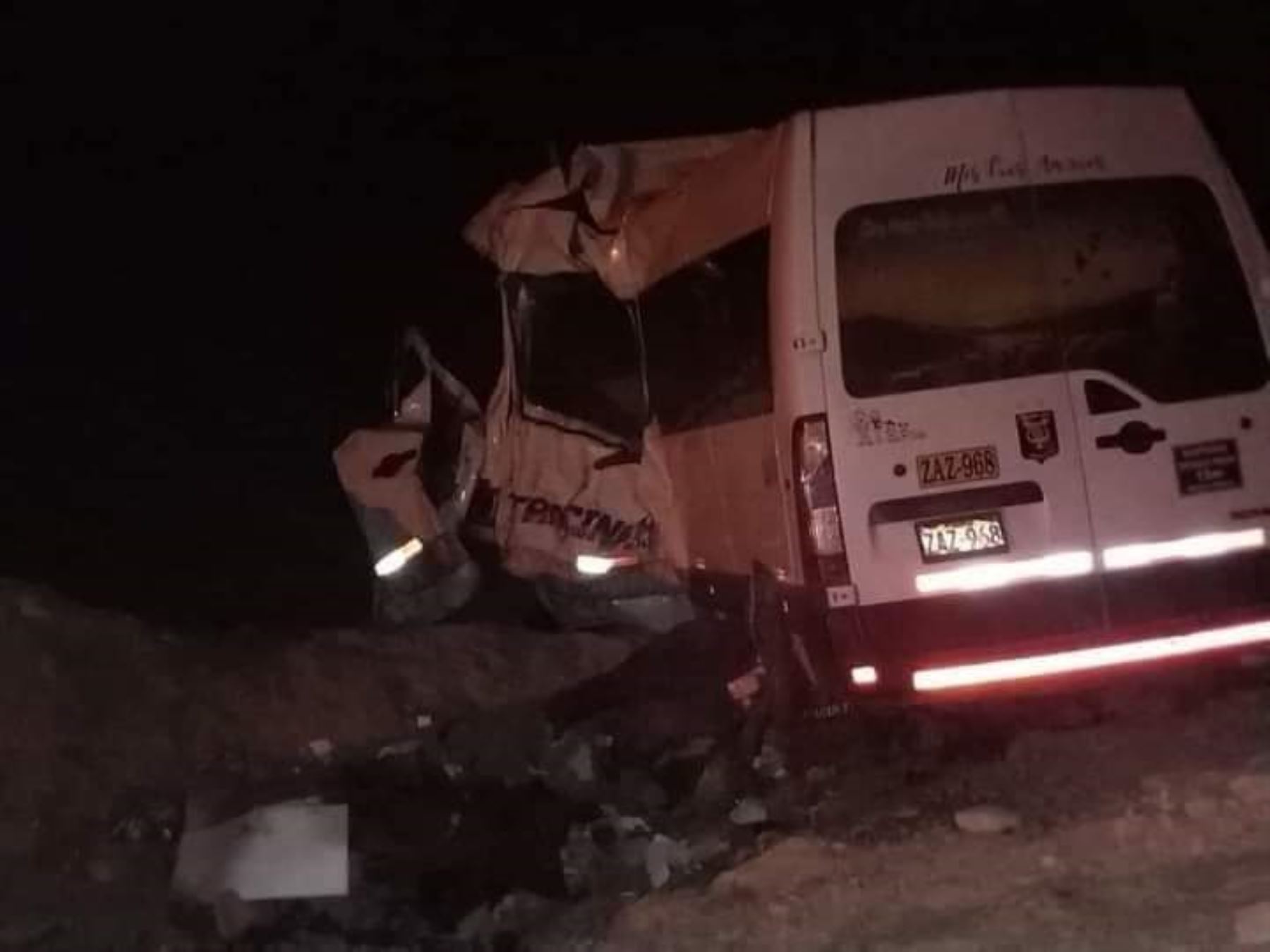 Al menos diez personas murieron luego que la miniván en la viajaban chocara frontalmente contra un volquete. El accidente se produjo en Arequipa. Foto cortesía: Radio San Martín