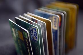 Norma sobre intereses en tarjetas de crédito genera polémica en Brasil (imagen referencial). Foto: AFP
