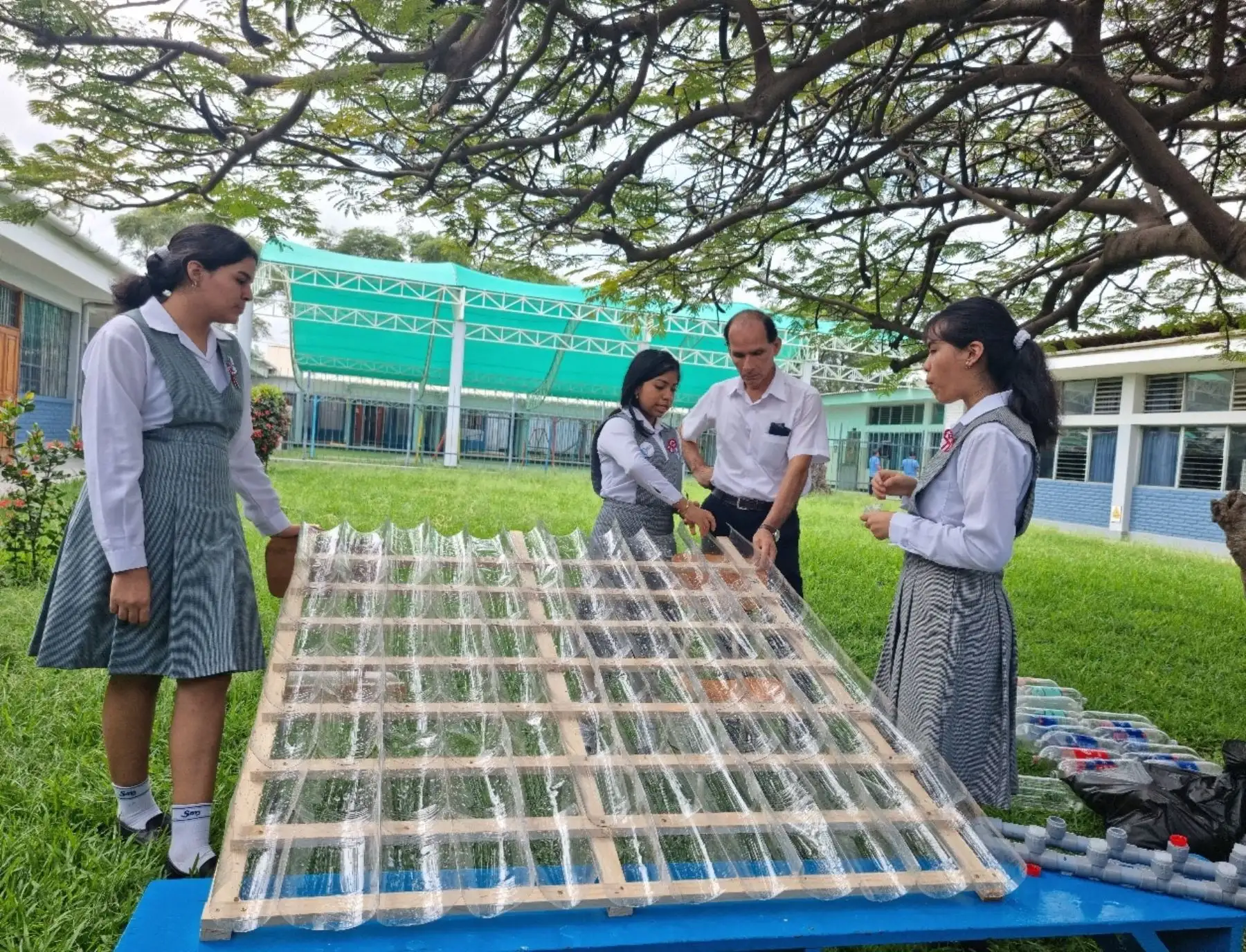 Un grupo de escolares de Piura impulsan el proyecto ecológico "Techo tanque ecológico", que tiene como objetivo proteger las viviendas y recolectar agua de lluvia, beneficiando a comunidades vulnerables piuranas. Foto: ANDINA/difusión.