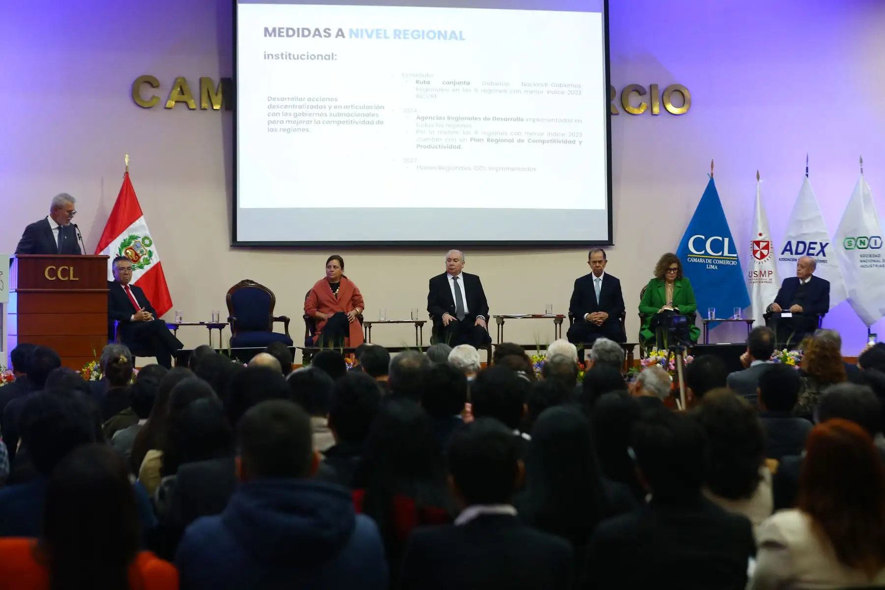 Gremios del sector empresarial y académico:  ADEX, CCL y SNI presentan propuestas a favor de la reactivación del país. En la imagen, participan el ing. Jesús Salazar Nishi, presidente de la Sociedad Nacional de Industrias, Rosa Bueno de Lercari, presidente de la Cámara de Comercio de Lima y Julio Pérez Alván, presidente del la Asociación de Exportadores.
Acompañan, la Dra. Mercedes Araoz y el Dr. Richard Weeb.
Foto: ANDINA/Eddy Ramos
