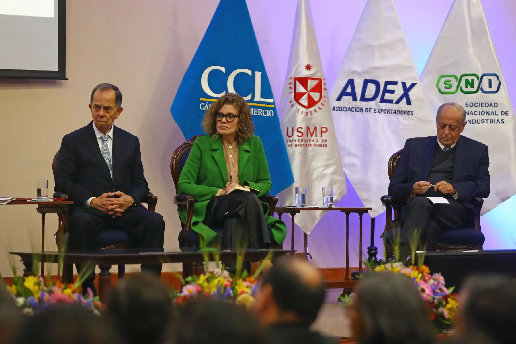 Gremios del sector empresarial y académico:  ADEX, CCL y SNI presentan propuestas a favor de la reactivación del país. En la imagen, participan el ing. Jesús Salazar Nishi, presidente de la Sociedad Nacional de Industrias, Rosa Bueno de Lercari, presidente de la Cámara de Comercio de Lima y Julio Pérez Alván, presidente del la Asociación de Productores.
Acompañan, la Dra. Mercedes Araoz y el Dr. Richard Weeb.
Foto: ANDINA/Eddy Ramos