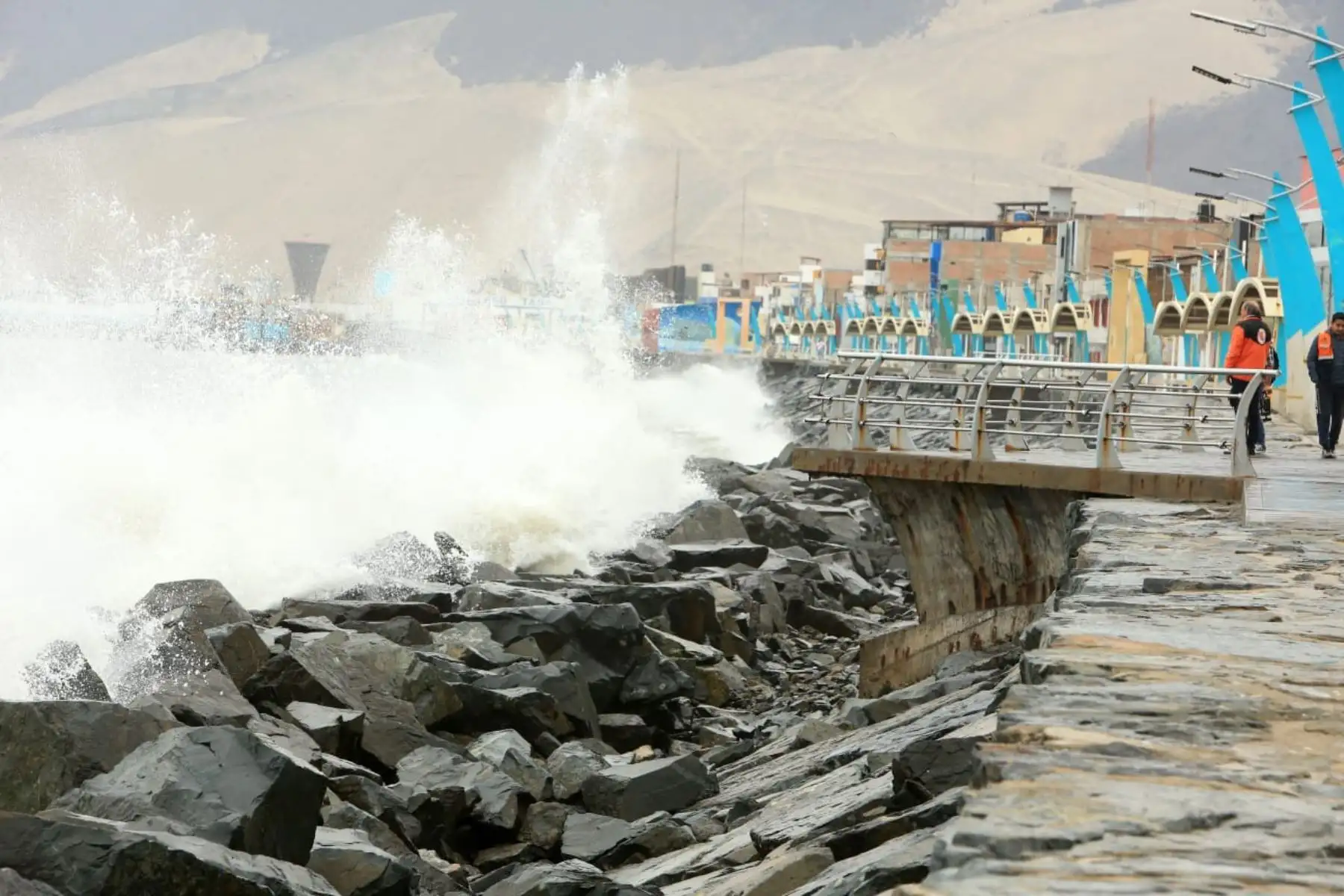 Marina de Guerra del Perú, a través La Dirección de Hidrografía y Navegación (DHN), advirtió que el oleaje anómalo en el litoral continúa y si bien para mañana 30 de diciembre se ha previsto la condición de ligera intensidad, esta situación continuará los días 31 de diciembre y 1 de enero e incluso más allá de estas fecha. ANDINA/Difusión