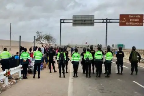 Alrededor de 30 ciudadanos extranjeros —principalmente de nacionalidad haitiana, así como venezolanos y colombianos— permanecen este miércoles al lado de la referida carretera, en el lado chileno.