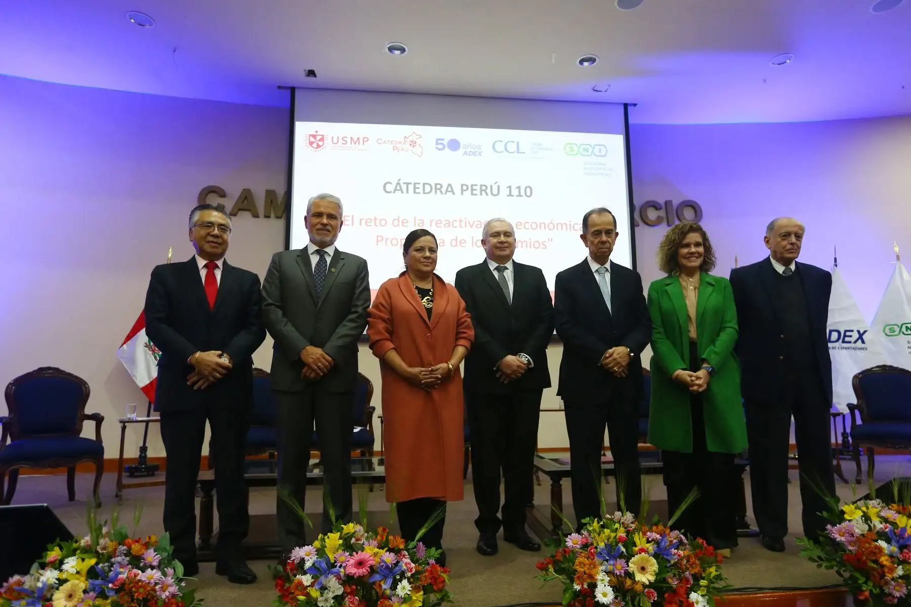 Gremios del sector empresarial y académico:  ADEX, CCL y SNI presentan propuestas a favor de la reactivación del país. En la imagen, participan el ing. Jesús Salazar Nishi, presidente de la Sociedad Nacional de Industrias, Rosa Bueno de Lercari, presidente de la Cámara de Comercio de Lima y Julio Pérez Alván, presidente del la Asociación de Exportadores.
Acompañan, la Dra. Mercedes Araoz y el Dr. Richard Weeb.
Foto: ANDINA/Eddy Ramos