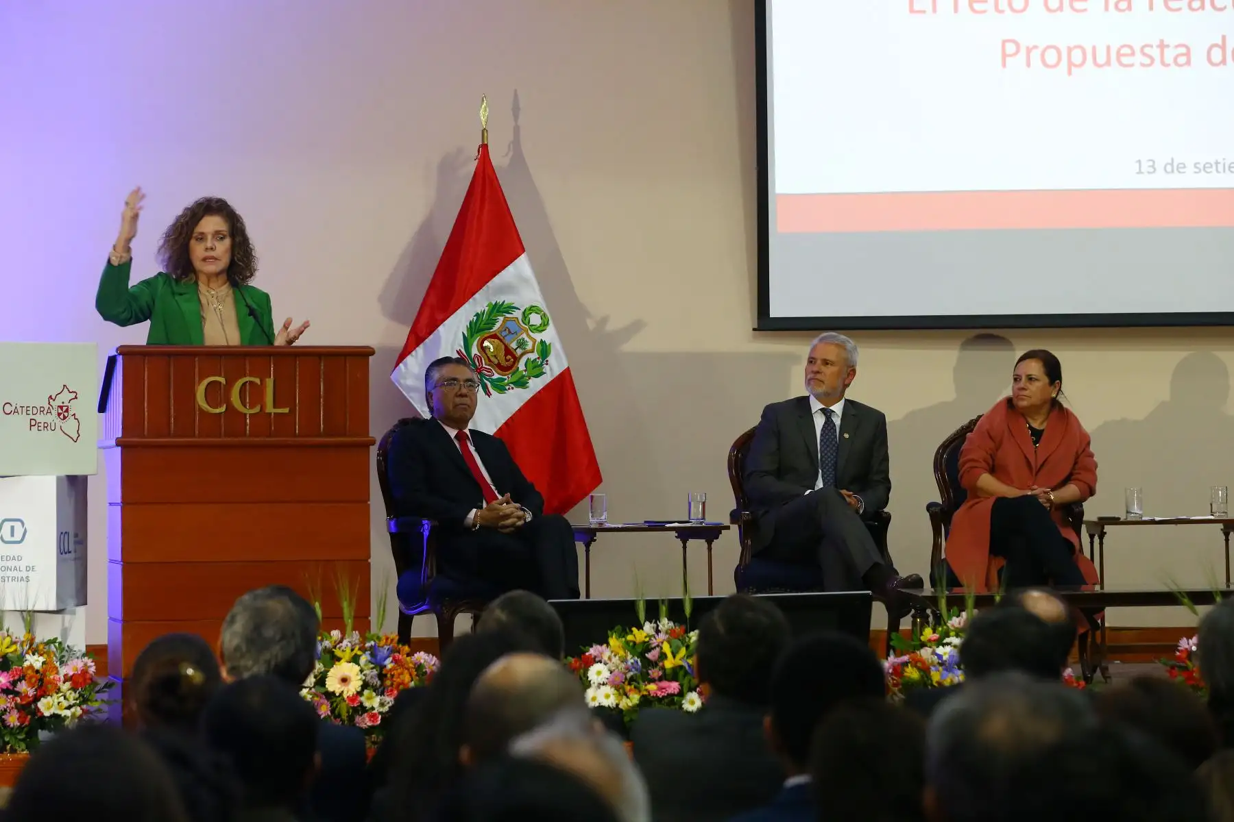 Gremios del sector empresarial y académico:  ADEX, CCL y SNI presentan propuestas a favor de la reactivación del país. En la imagen, participan el ing. Jesús Salazar Nishi, presidente de la Sociedad Nacional de Industrias, Rosa Bueno de Lercari, presidente de la Cámara de Comercio de Lima y Julio Pérez Alván, presidente del la Asociación de Exportadores.
Acompañan, la Dra. Mercedes Araoz y el Dr. Richard Weeb.
Foto: ANDINA/Eddy Ramos