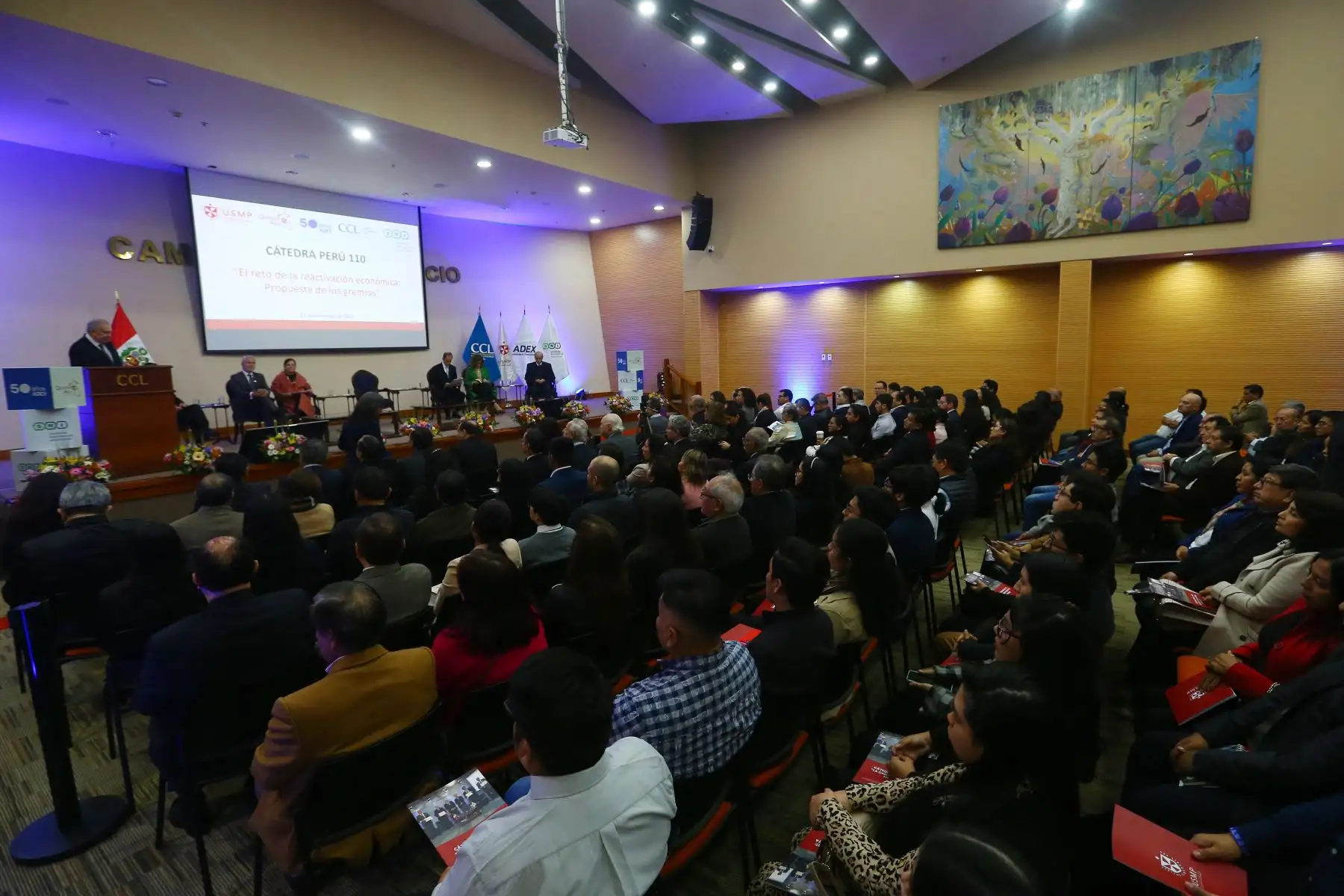 Gremios del sector empresarial y académico:  ADEX, CCL y SNI presentan propuestas a favor de la reactivación del país. En la imagen, participan el ing. Jesús Salazar Nishi, presidente de la Sociedad Nacional de Industrias, Rosa Bueno de Lercari, presidente de la Cámara de Comercio de Lima y Julio Pérez Alván, presidente del la Asociación de Exportadores.
Acompañan, la Dra. Mercedes Araoz y el Dr. Richard Weeb.
Foto: ANDINA/Eddy Ramos