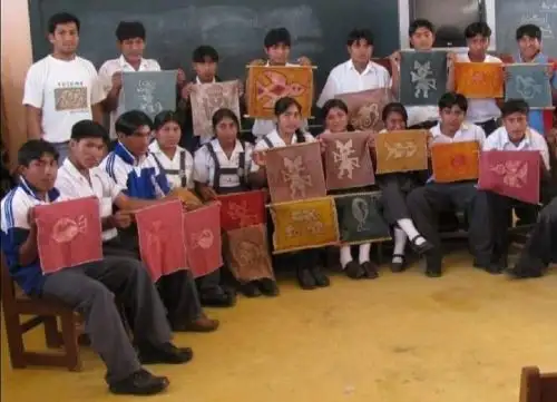 Más de 100 escolares del distrito de José Leonardo Ortiz, en la provincia de Chiclayo, en Lambayeque, son capacitados en talleres artísticos de manejo de la técnica ancestral de teñido. Foto: cortesía Dante Julián.