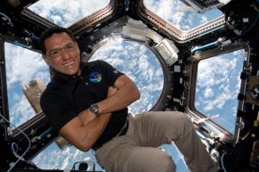 El astronauta contribuyó con varias investigaciones, entre las que figuran seis experimentos científicos que buscan comprender cómo los vuelos espaciales afectan la fisiología y la psicología humana. Foto: NASA