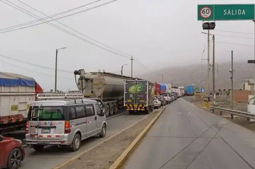 Camiones, buses interprovinciales y autos se encuentran detenidos en la entrada del serpentín a la espera de que las autoridades les permitan continuar su marcha hacia el norte del país.