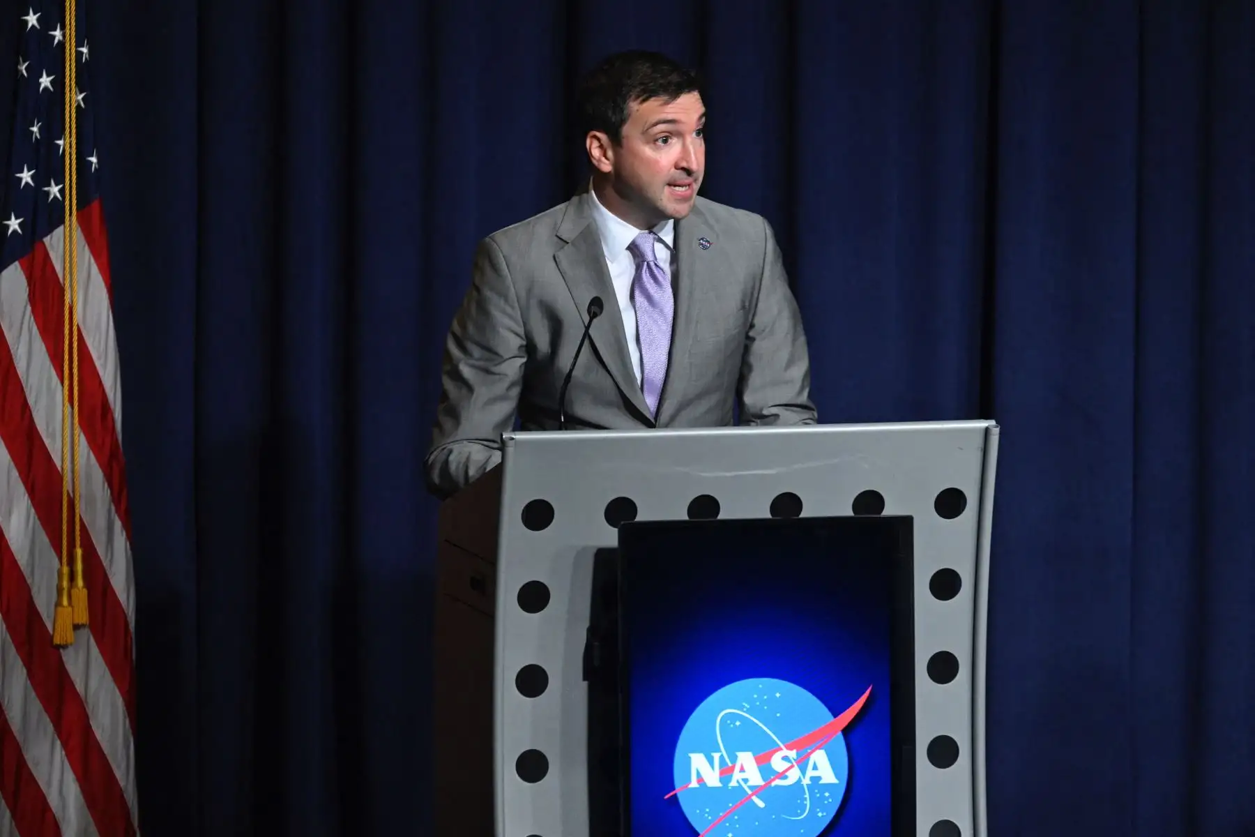 Dan Evans, administrador adjunto para investigación de la NASA, habla durante una conferencia de prensa sobre fenómenos anómalos no identificados (UAP) en la sede de la NASA en Washington, DC el 14 de septiembre de 2023.
Foto: AFP
