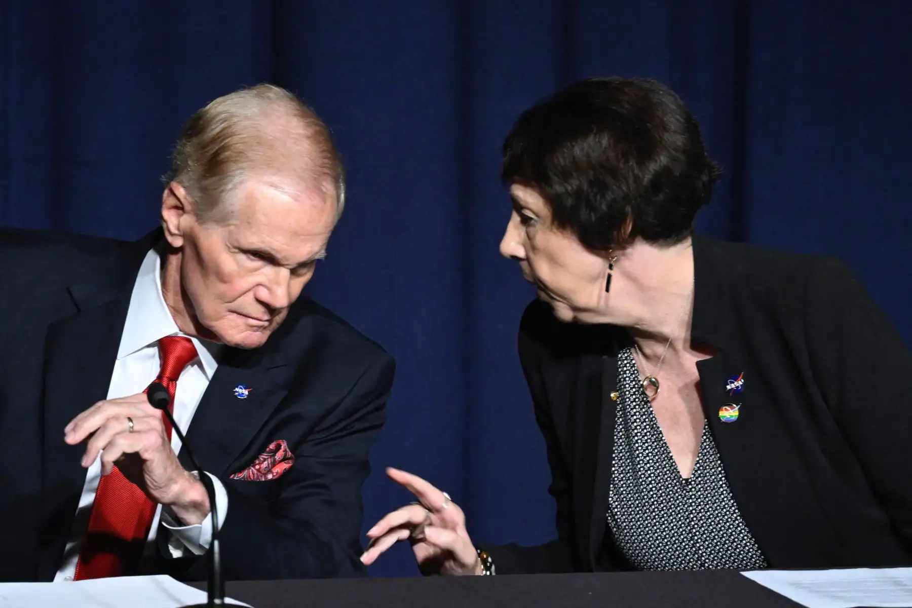 El administrador de la NASA, Bill Nelson, habla con Nicola Fox, administradora asociada de la Dirección de Misión Científica, durante una conferencia de prensa sobre fenómenos anómalos no identificados (UAP) en la sede de la NASA en Washington, DC, el 14 de septiembre de 2023.
Foto: AFP
