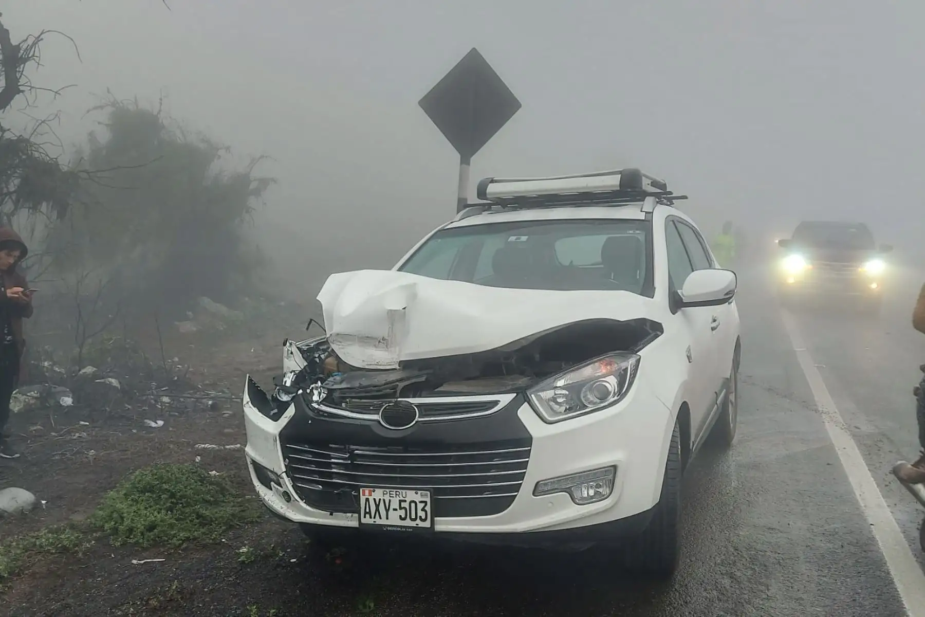 Al menos 11 vehículos protagonizaron esta mañana un múltiple choque en la variante de Pasamayo, a la altura del kilómetro 66 de la carretera Panamericana Norte, en la provincia de Huaral, región Lima. Los primeros informes indican que el accidente de tránsito habría sido provocado por la densa neblina que se presenta en la zona.
Foto: Policía Nacional de Perú