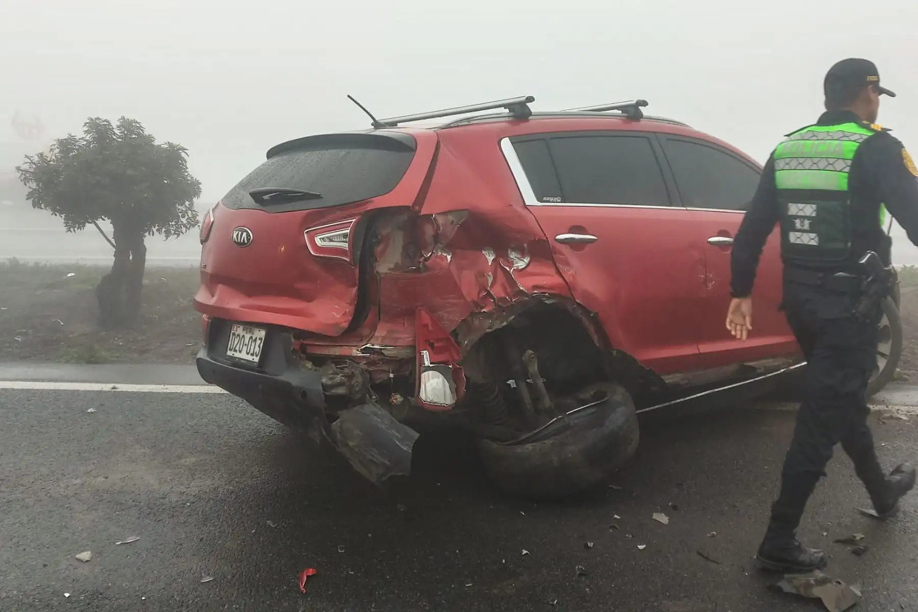 Al menos 11 vehículos protagonizaron esta mañana un múltiple choque en la variante de Pasamayo, a la altura del kilómetro 66 de la carretera Panamericana Norte, en la provincia de Huaral, región Lima. Los primeros informes indican que el accidente de tránsito habría sido provocado por la densa neblina que se presenta en la zona.
Foto: Policía Nacional de Perú