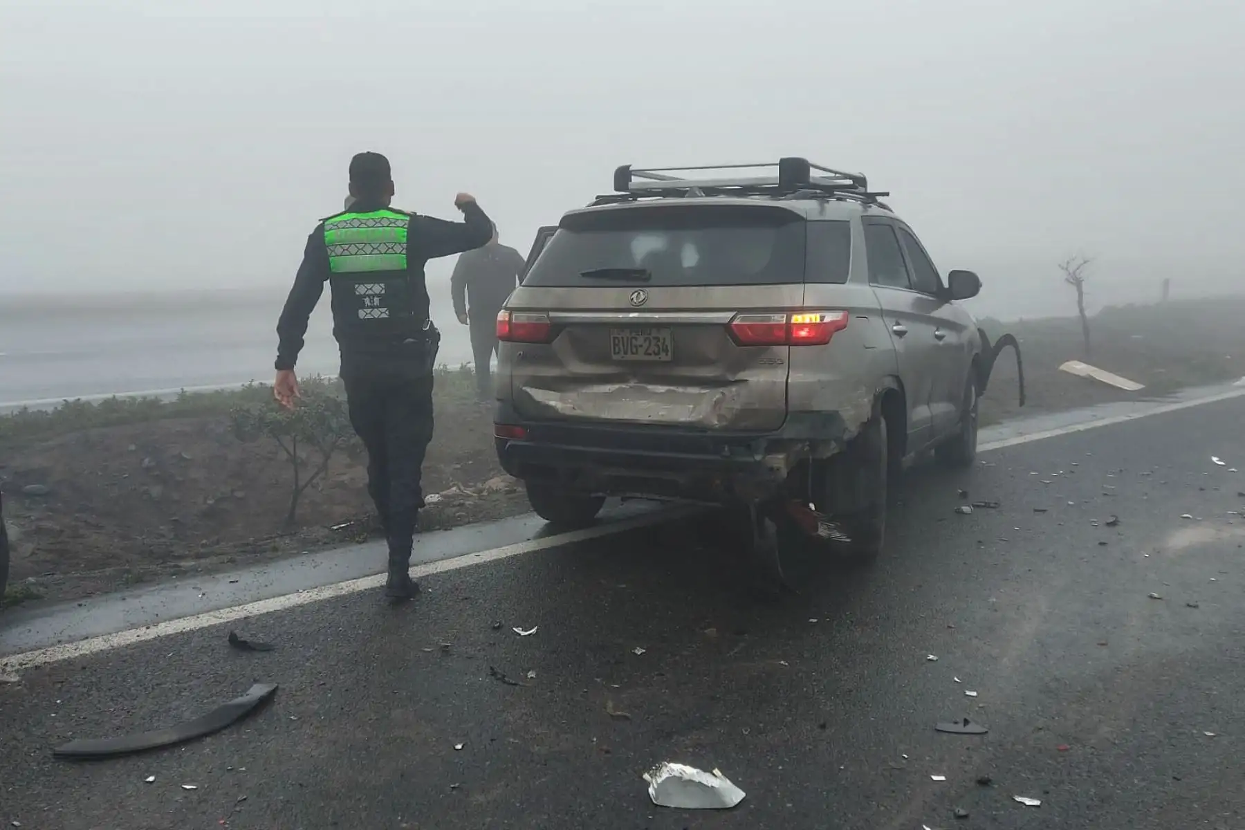 Al menos 11 vehículos protagonizaron esta mañana un múltiple choque en la variante de Pasamayo, a la altura del kilómetro 66 de la carretera Panamericana Norte, en la provincia de Huaral, región Lima. Los primeros informes indican que el accidente de tránsito habría sido provocado por la densa neblina que se presenta en la zona.
Foto: Policía Nacional de Perú