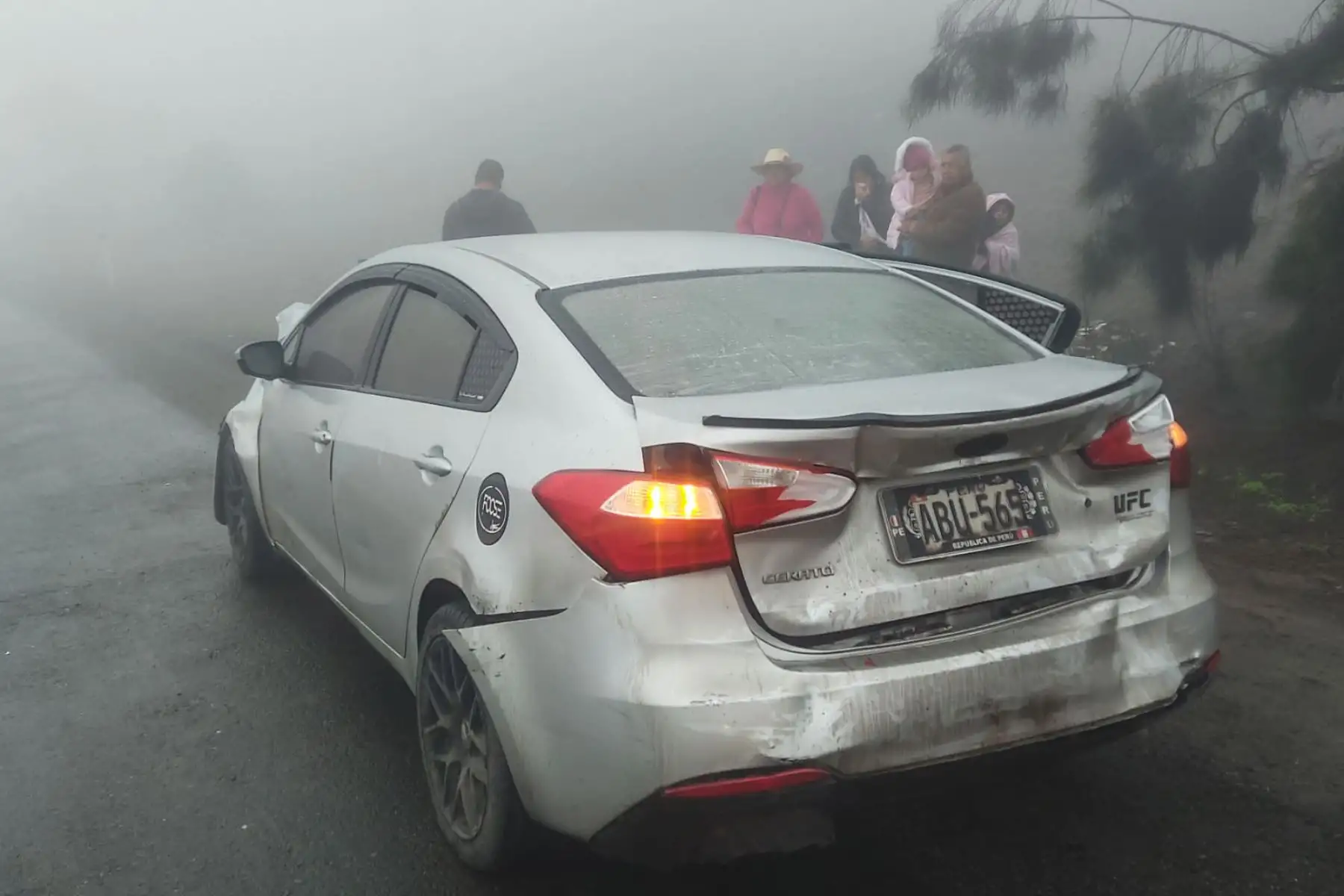 Al menos 11 vehículos protagonizaron esta mañana un múltiple choque en la variante de Pasamayo, a la altura del kilómetro 66 de la carretera Panamericana Norte, en la provincia de Huaral, región Lima. Los primeros informes indican que el accidente de tránsito habría sido provocado por la densa neblina que se presenta en la zona.
Foto: Policía Nacional de Perú