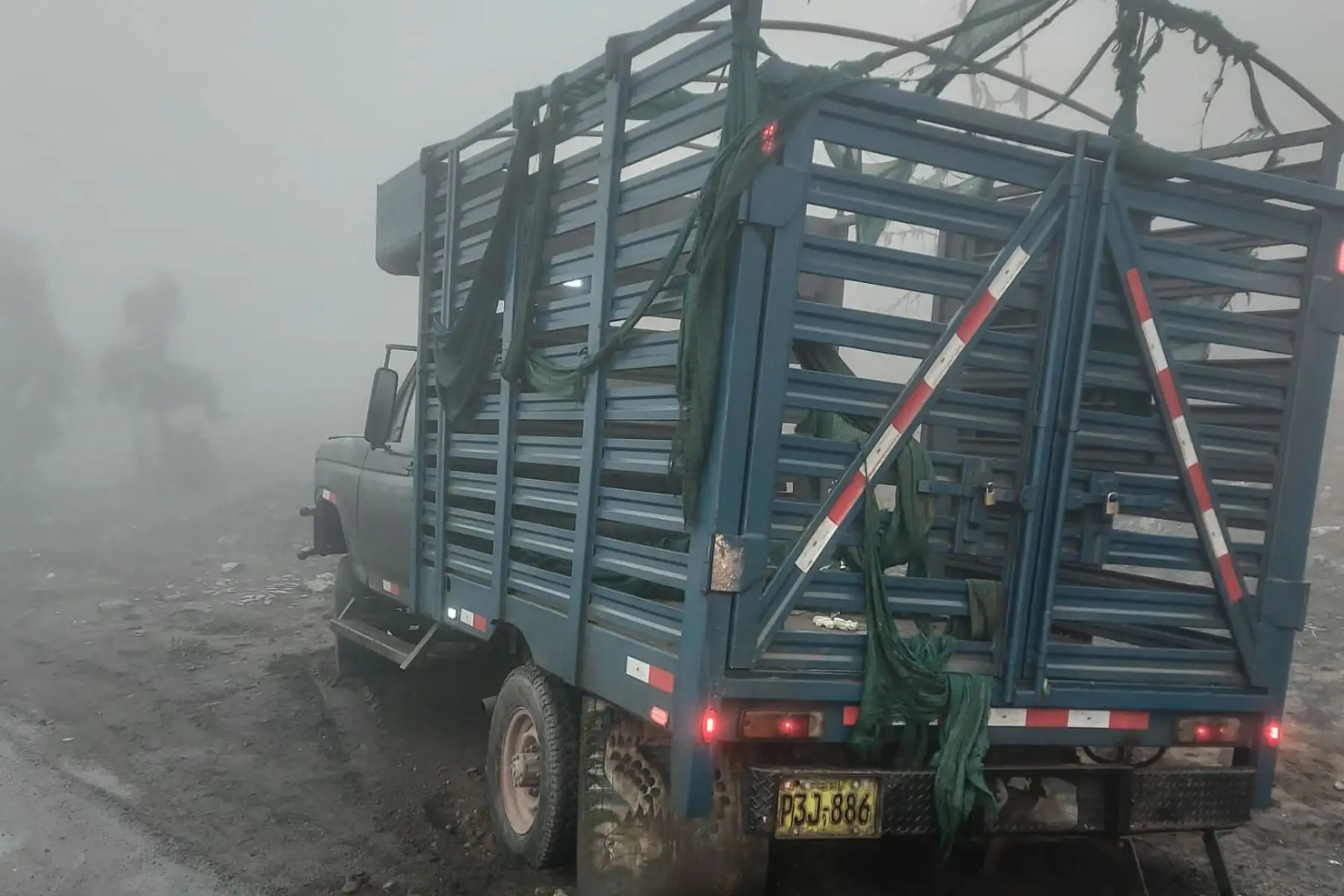 Al menos 11 vehículos protagonizaron esta mañana un múltiple choque en la variante de Pasamayo, a la altura del kilómetro 66 de la carretera Panamericana Norte, en la provincia de Huaral, región Lima. Los primeros informes indican que el accidente de tránsito habría sido provocado por la densa neblina que se presenta en la zona.
Foto: Policía Nacional de Perú