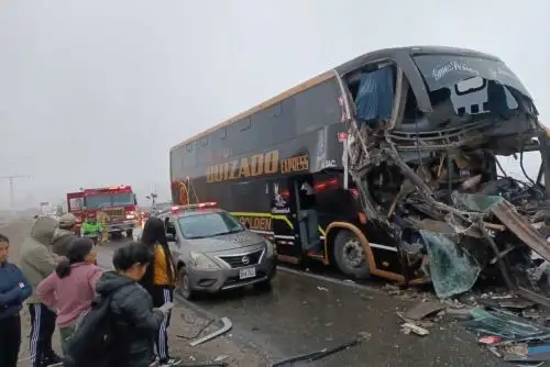 Choque entre bus y semirremolque deja un muerto y 13 heridos en Punta Negra. Foto:ANDINA/Difusión