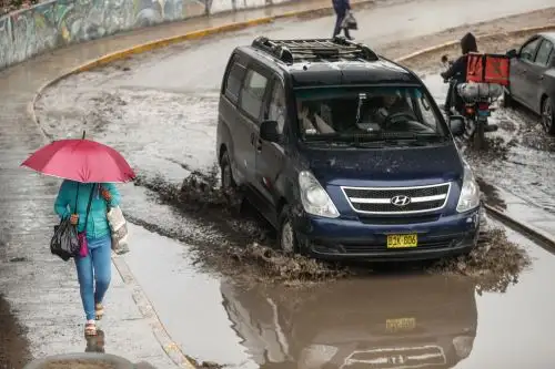 PNP y ATU recomiendan a los conductores disminuir la velocidad y mantener una adecuada distancia con respecto a las unidades de transporte que tengan al frente. Foto: ANDINA/Daniel Bracamonte