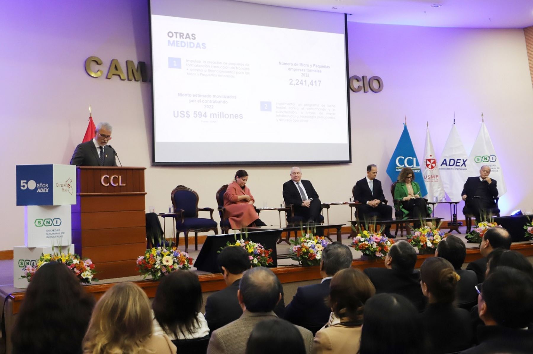 Presidente de Adex, Julio Pérez Alván, presentó propuestas para contribuir a la reactivación económica del país, en la sesión Nº 110 de "Cátedra Perú" de la Universidad de San Martín de Porres (USMP). Foto: Cortesía.