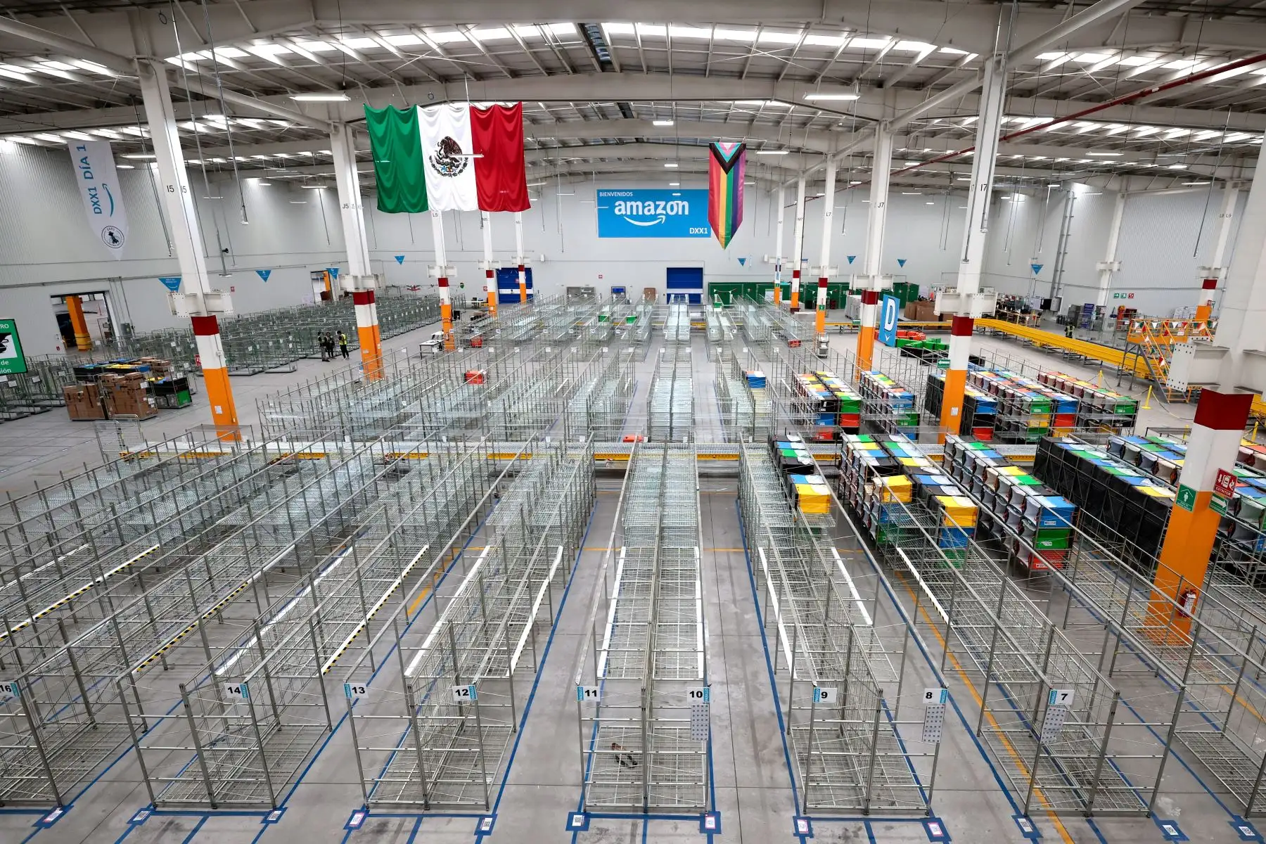 Fotografía que muestra la estación de entrega “Amazon DXX1”, durante su inauguración el día de ayer, en Ciudad de México (México). El gigante del comercio electrónico Amazon inauguró en la capital de México, el “Amazon DXX1”, el centro de entrega más grande de Latinoamérica, y con el cual busca impulsar el fortalecimiento de las cadenas de suministro en Norteamérica, según aseguraron directivos de la compañía y autoridades estadounidenses. 
Foto: EFE