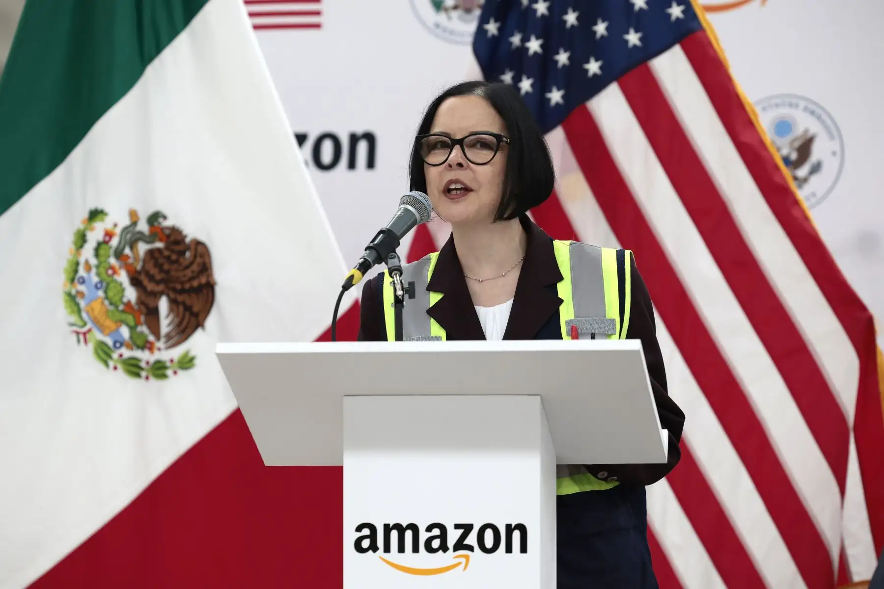 La gerente general de Logística en Amazon en México, Diana Frances habla durante la inauguración de la estación de entrega “Amazon DXX1” en Ciudad de México (México). El gigante del comercio electrónico Amazon inauguró este jueves, en la capital de México, el “Amazon DXX1”, el centro de entrega más grande de Latinoamérica, y con el cual busca impulsar el fortalecimiento de las cadenas de suministro en Norteamérica, según aseguraron directivos de la compañía y autoridades estadounidenses.
Foto: EFE
