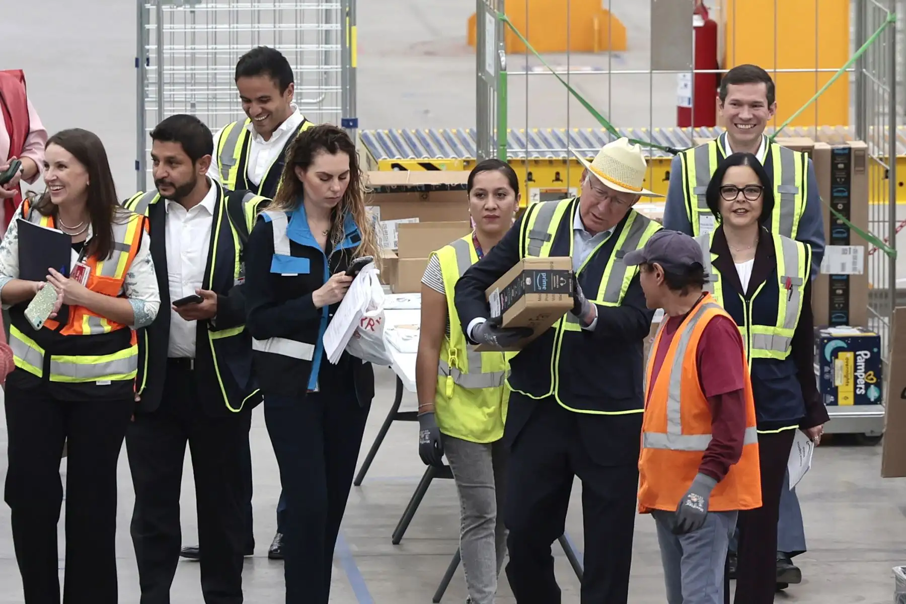El embajador de Estados Unidos en México, Ken Salazar (2-d) hace un recorrido durante la inauguración de la estación de entrega “Amazon DXX1”, en Ciudad de México (México). El gigante del comercio electrónico Amazon inauguró este jueves, en la capital de México, el “Amazon DXX1”, el centro de entrega más grande de Latinoamérica, y con el cual busca impulsar el fortalecimiento de las cadenas de suministro en Norteamérica, según aseguraron directivos de la compañía y autoridades estadounidenses.
Foto: EFE