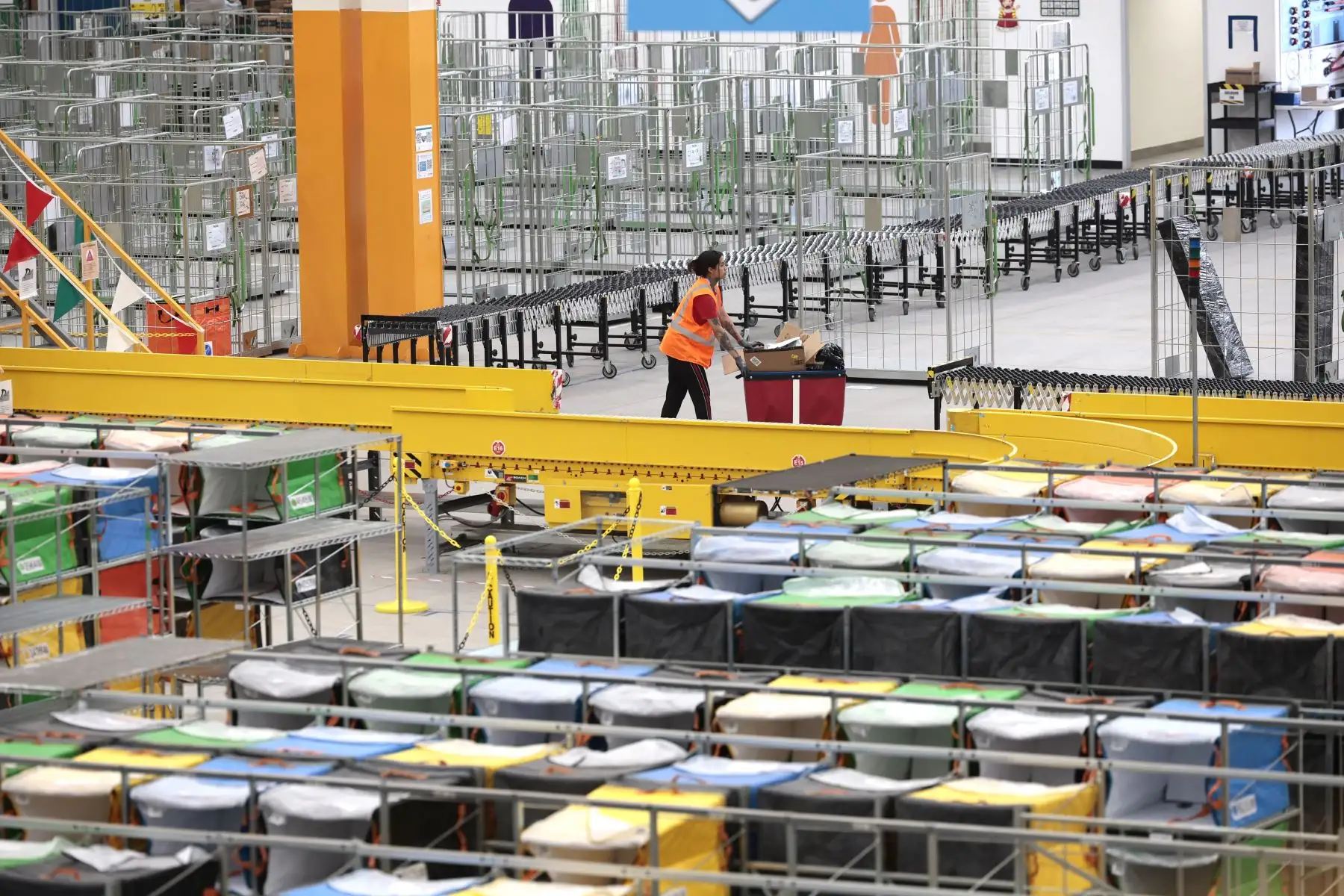 Fotografía que muestra la estación de entrega “Amazon DXX1”, durante su inauguración el día de ayer, en Ciudad de México (México). El gigante del comercio electrónico Amazon inauguró en la capital de México, el “Amazon DXX1”, el centro de entrega más grande de Latinoamérica, y con el cual busca impulsar el fortalecimiento de las cadenas de suministro en Norteamérica, según aseguraron directivos de la compañía y autoridades estadounidenses.
 Foto: EFE