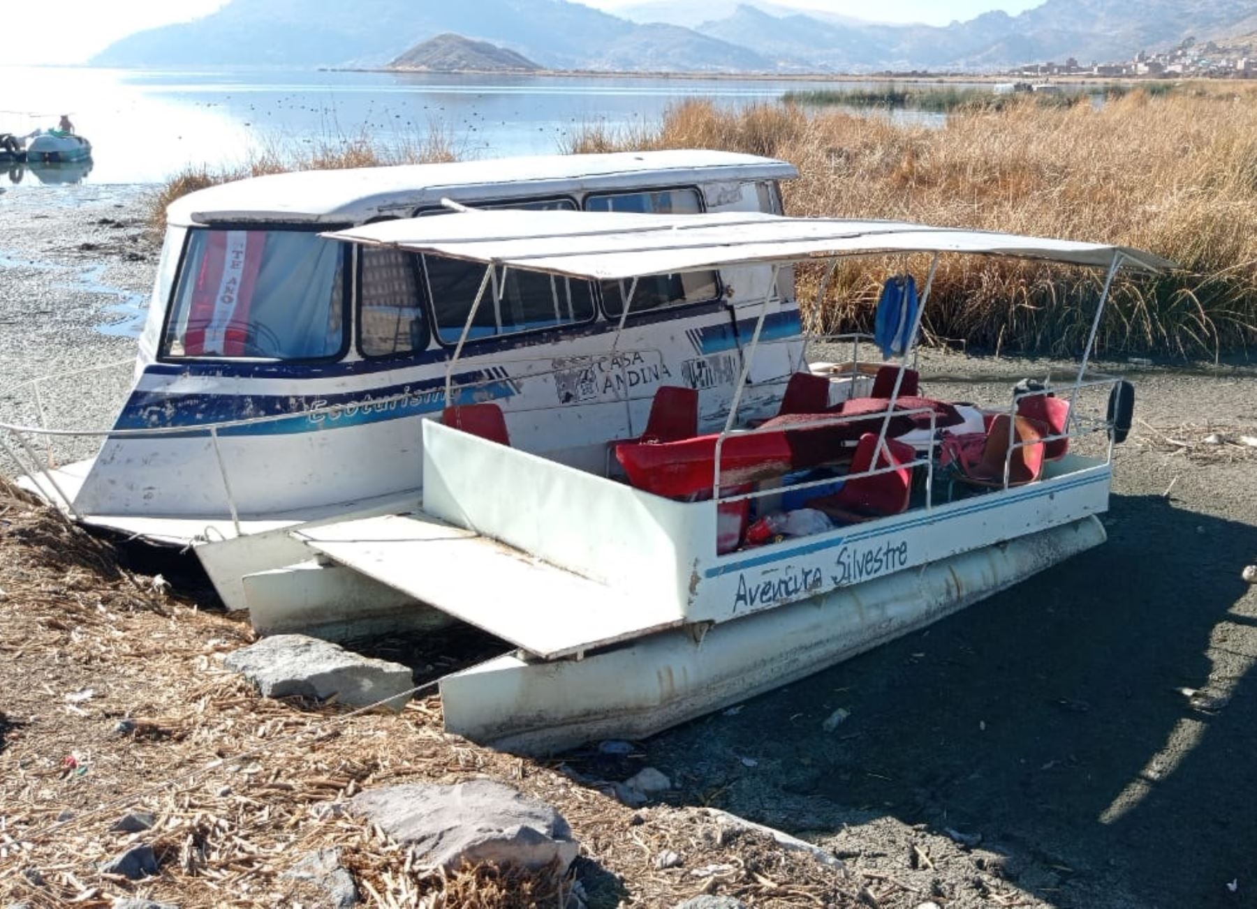 Diversas embarcaciones lacustres quedaron en tierra debido a la disminución del nivel del agua del lago Titicaca a causa del déficit hídrico que afecta a Puno. Foto: Alberto Alejo
