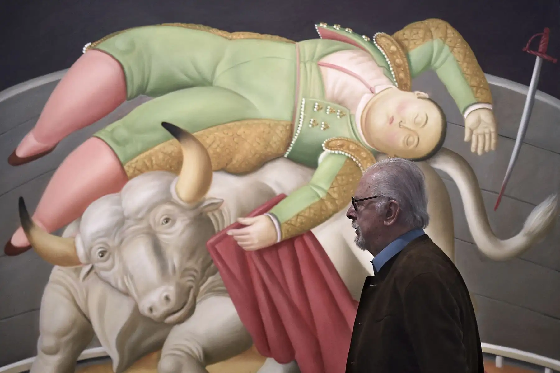 El artista colombiano Fernando Botero camina el 22 de noviembre de 2017, junto a una de sus pinturas expuestas en el Hotel de Caumont, en Aix en Provence, sur de Francia, como parte de la exposición "Botero, dialog avec Picasso" ("Botero, un diálogo con Picasso"). La exposición estará abierta del 24 de noviembre al 11 de marzo de 2018.
Foto: AFP