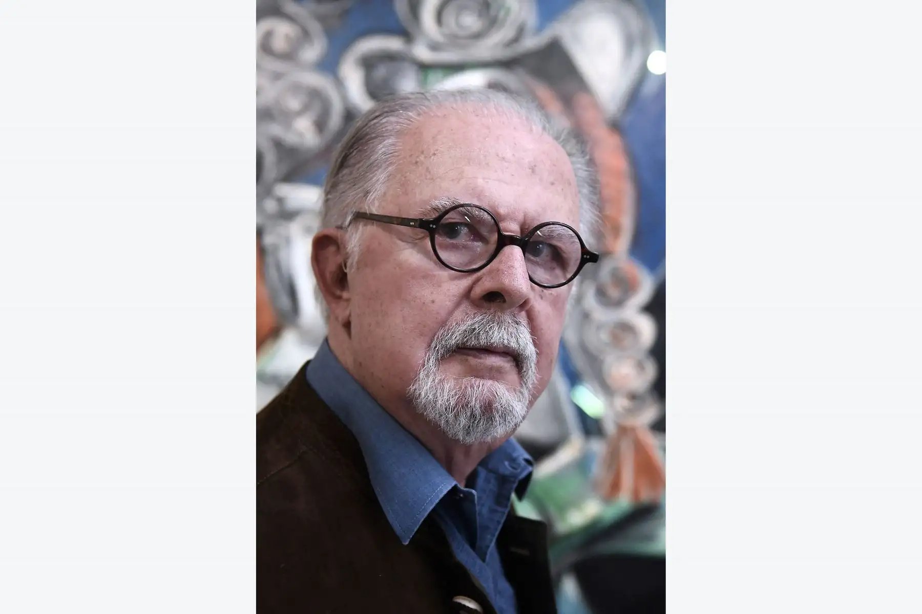 El artista colombiano Fernando Botero camina el 22 de noviembre de 2017, junto a una de sus pinturas expuestas en el Hotel de Caumont, en Aix en Provence, sur de Francia, como parte de la exposición "Botero, dialog avec Picasso" ("Botero, un diálogo con Picasso"). La exposición estará abierta del 24 de noviembre al 11 de marzo de 2018.
Foto: AFP