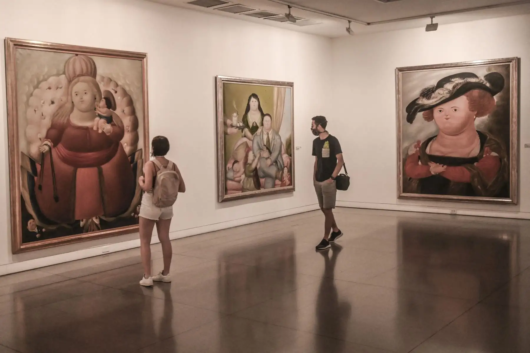 Visitantes observan pinturas del artista colombina Fernando Botero en el Museo de Antioquia en Medellín, Colombia, en medio de la nueva pandemia de coronavirus COVID-19, el 10 de julio de 2020. 
Foto: AFP