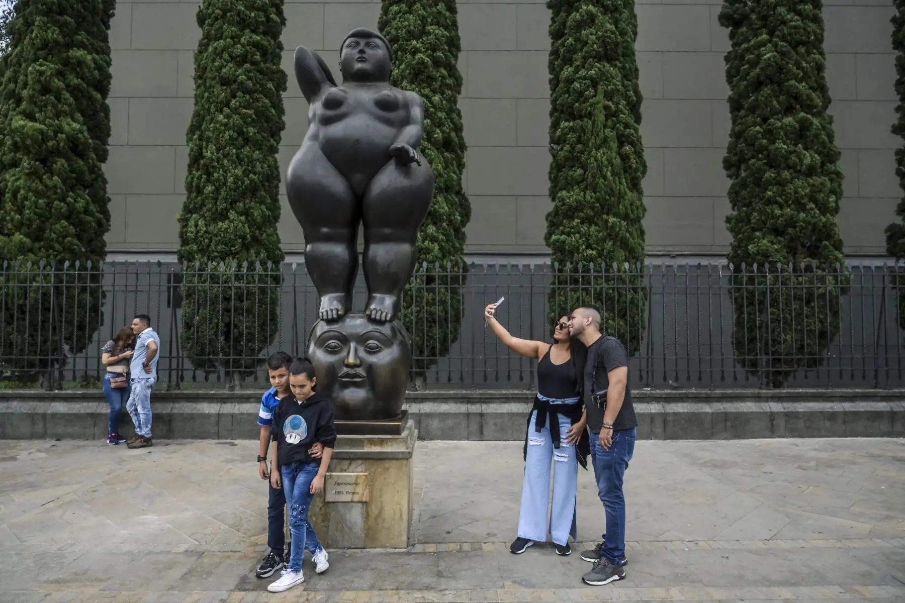 La gente toma fotografías frente a una escultura del artista colombiano Fernando Botero en la Plaza Botero de Medellín el 15 de abril de 2022.
Foto; AFP