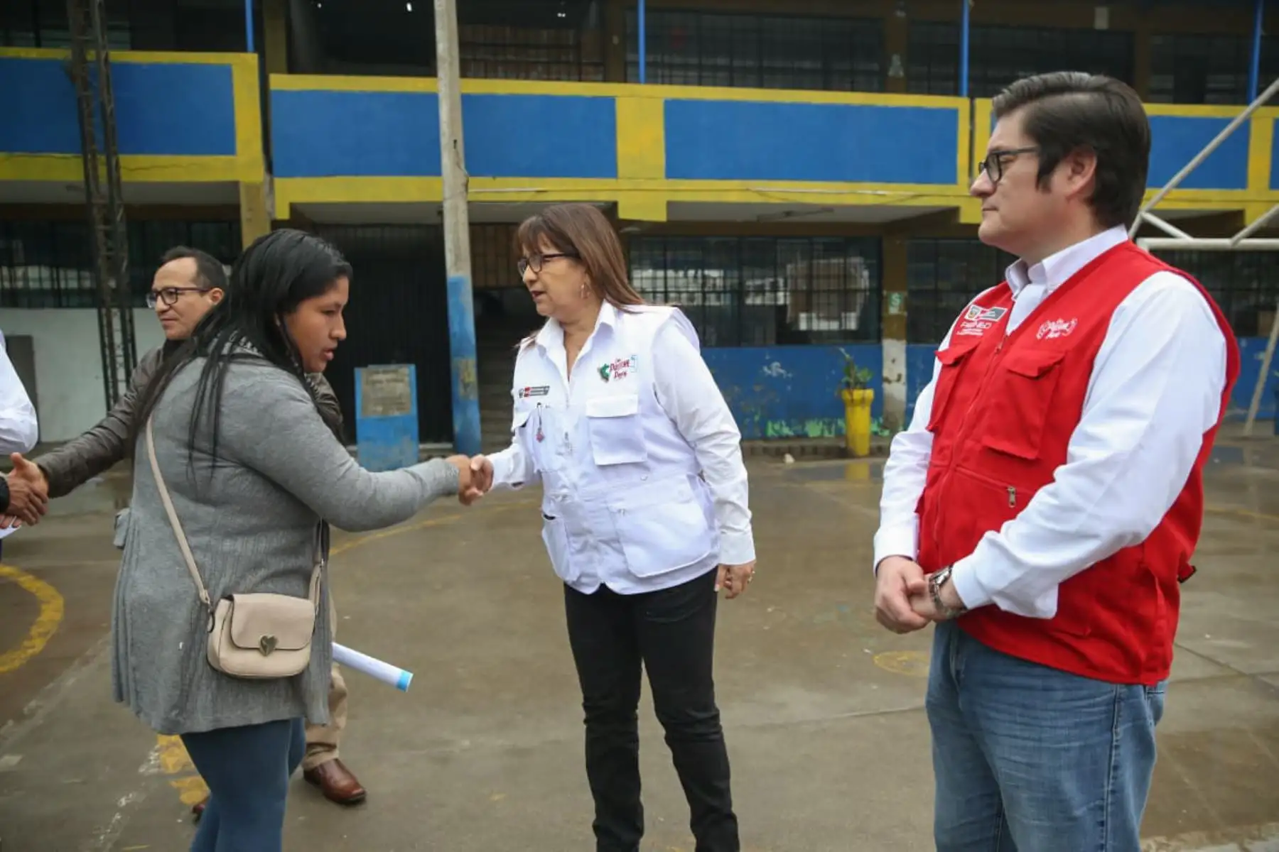 Durante una visita de supervisión a la IE N.° 7106 Villa Limatambo de Villa María del Triunfo, donde un estudiante fue afectado por una descarga eléctrica, la ministra se reunió con el presidente de la APAFA y padres de familia para escuchar sus propuestas e informarles sobre los esfuerzos de su gestión para mejorar las condiciones de estudio de sus hijos.
Foto: ANDINA/MINEDU