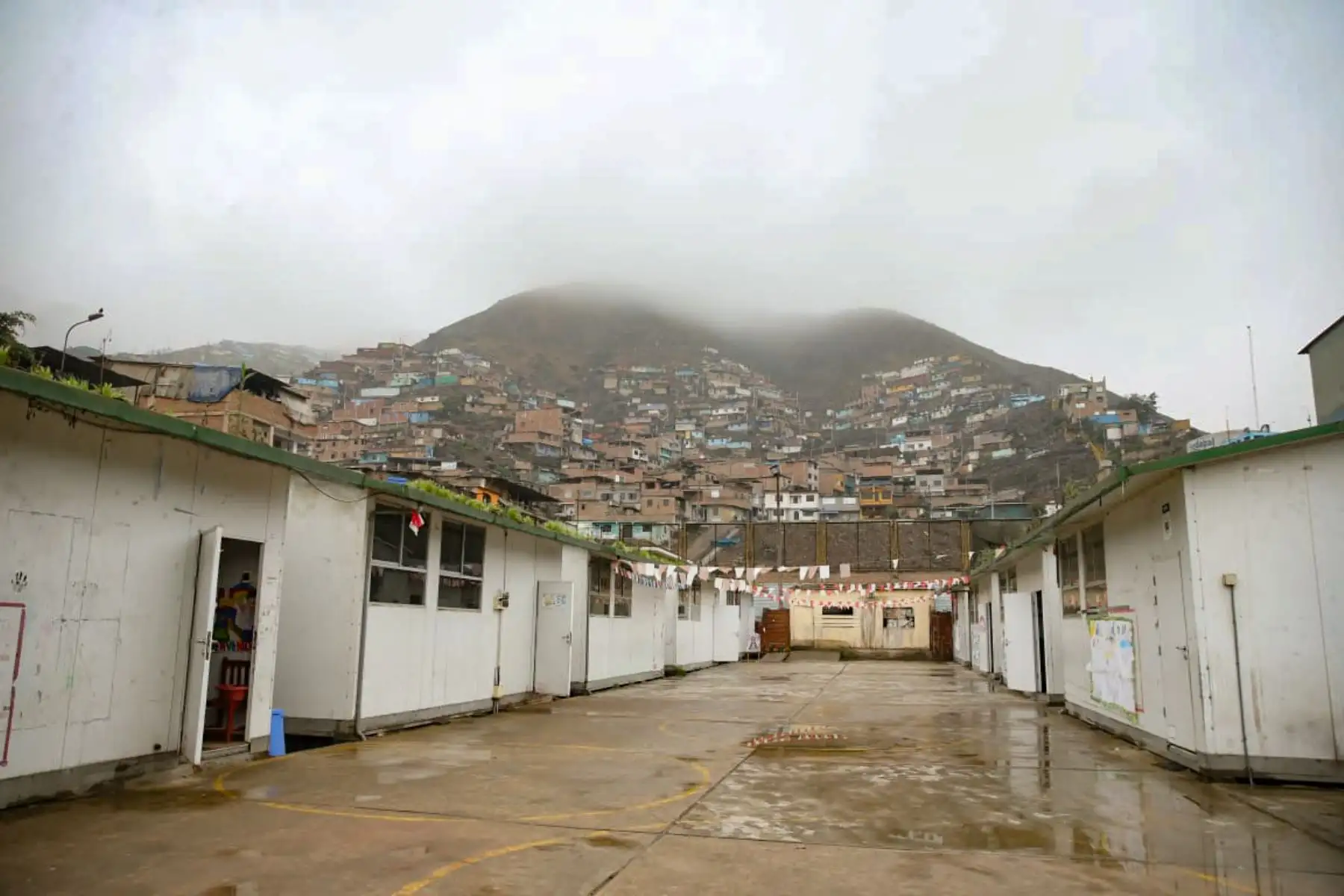 Luego de recorrer las instalaciones del colegio, Ponce Vértiz señaló que la infraestructura educativa ha estado durante 40 años en una situación de abandono que no puede resolverse de manera inmediata, aunque sí se puede solucionar algunos aspectos que ponen en peligro la salud de los niños.
Foto: ANDINA/MINEDU