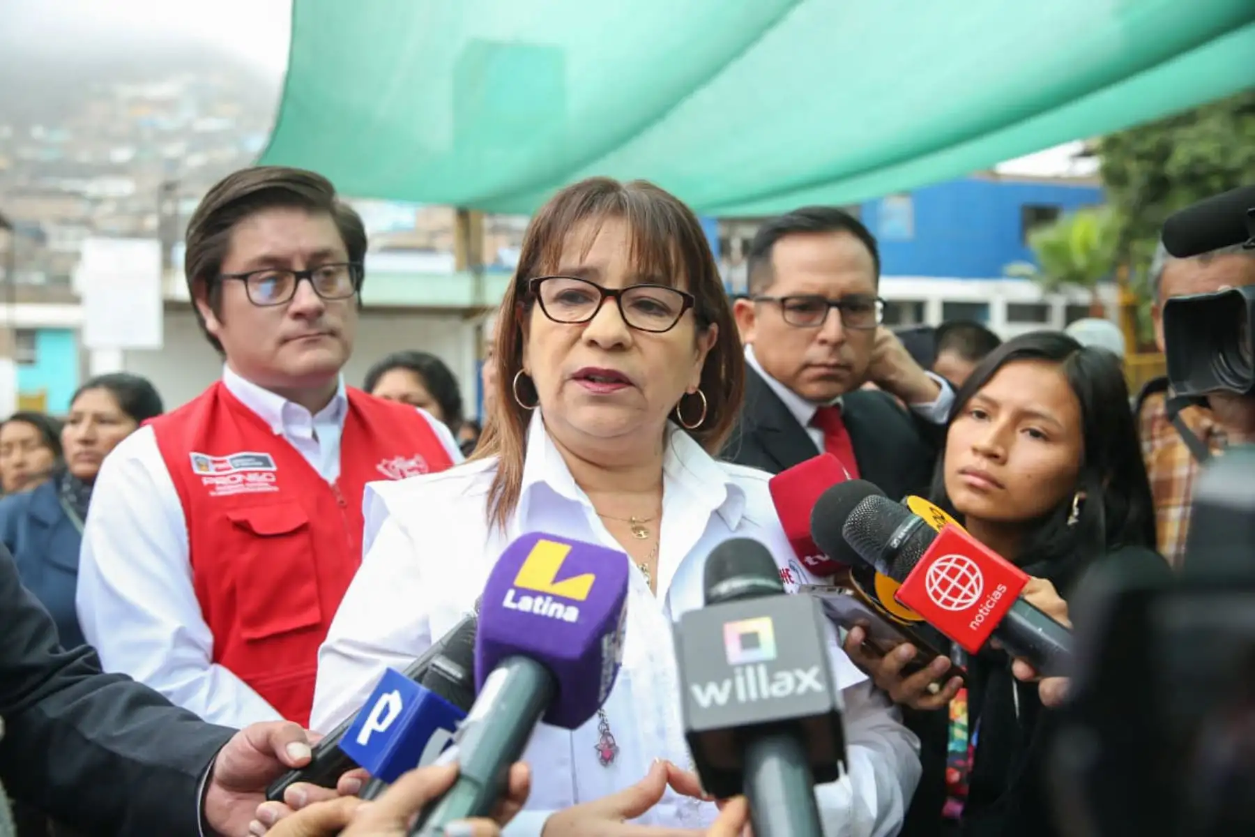 La ministra de Educación, Miriam Ponce Vértiz, afirmó que lo más importante es la seguridad de los estudiantes y que los directores de las instituciones educativas son los responsables de revisar las condiciones de la infraestructura y realizar el mantenimiento preventivo para evitar riesgos a la integridad física de los escolares.
Foto: ANDINA/MINEDU