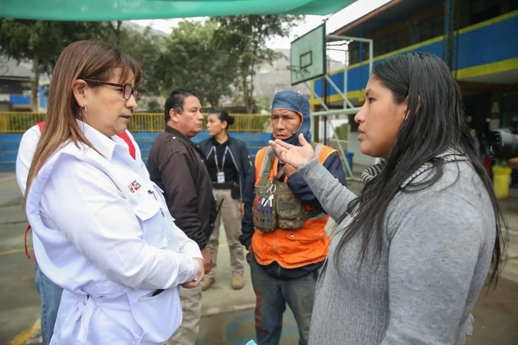 La ministra de Educación, Miriam Ponce Vértiz, afirmó que lo más importante es la seguridad de los estudiantes y que los directores de las instituciones educativas son los responsables de revisar las condiciones de la infraestructura y realizar el mantenimiento preventivo para evitar riesgos a la integridad física de los escolares.
Foto: ANDINA/MINEDU
