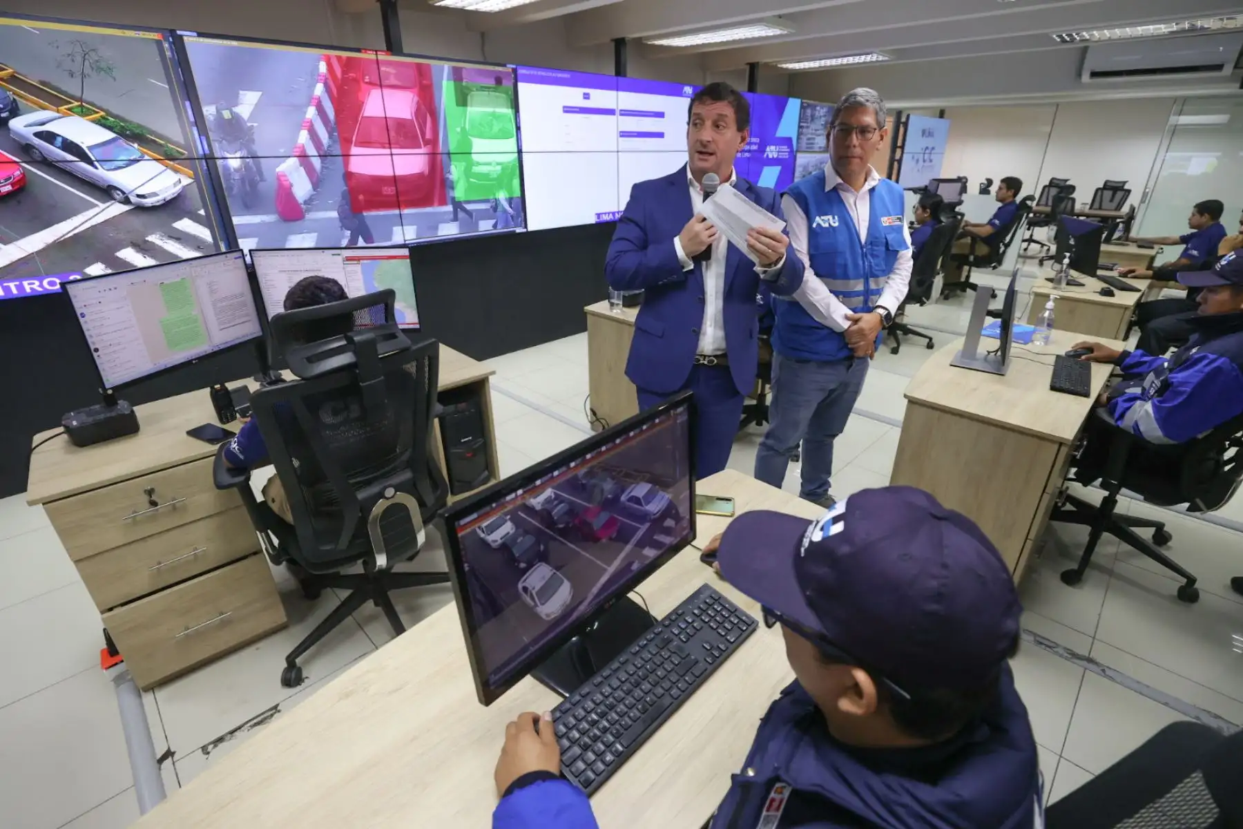 Por su parte, Renzo Reggiardo, teniente alcalde de la Municipalidad de Lima, destacó que esta fiscalización electrónica con 12 cámaras en las principales avenidas del Cercado de Lima es un hecho histórico porque nunca antes se había realizado.
Foto: ANDINA/Juan Carlos Guzmán