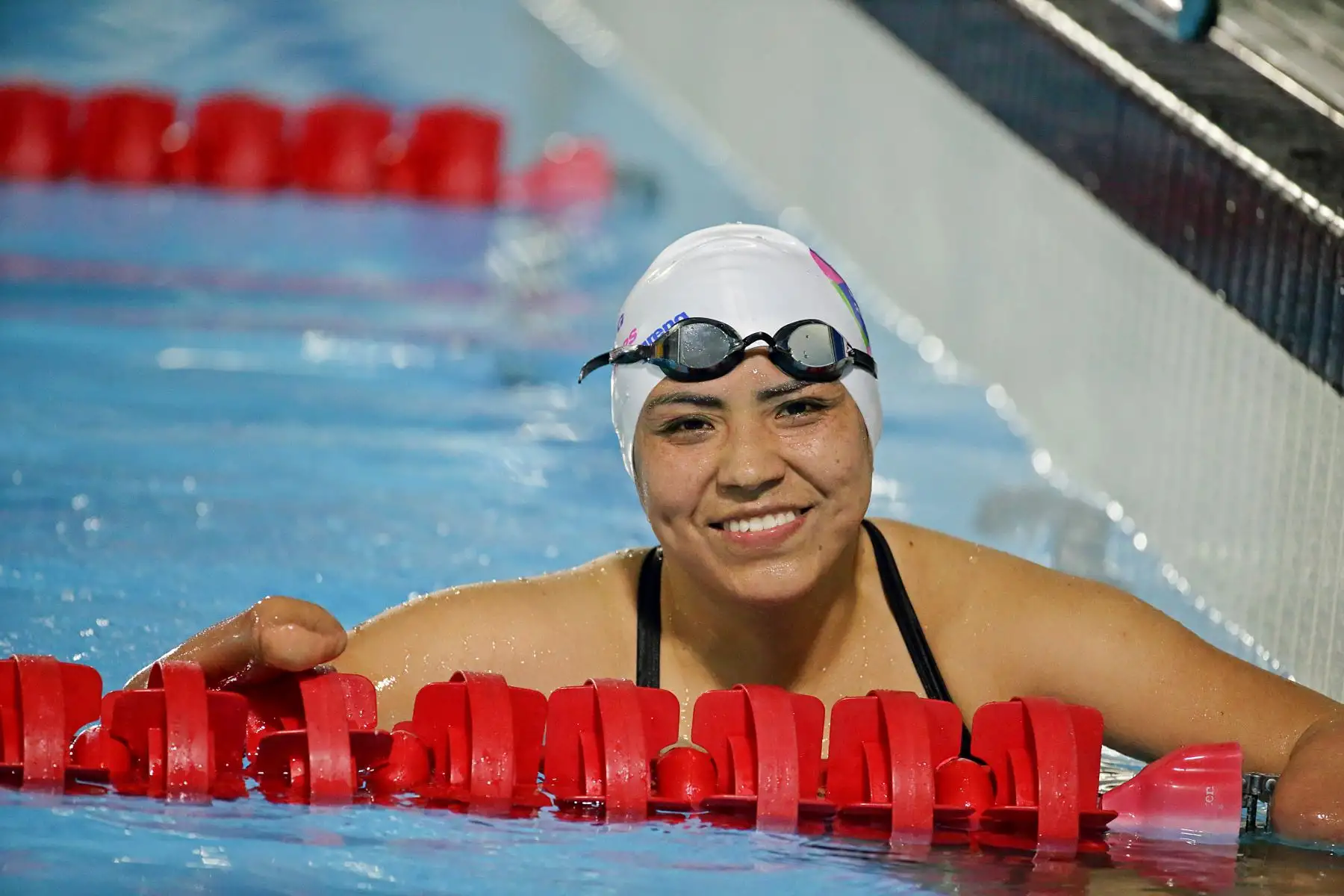 Dunia Felices está acostumbrada a superar retos y el gran momento deportivo que vive le permite soñar con una nueva medalla Parapanamericana, luego de ganar la de bronce en Lima 2019, en la prueba de 50 metros mariposa. Ahora, ella está enfocada en regalarle una nueva alegría a nuestro país en Santiago 2023, pero esta vez en los 200 metros combinado.
Foto: ANDINA/Proyecto Legado