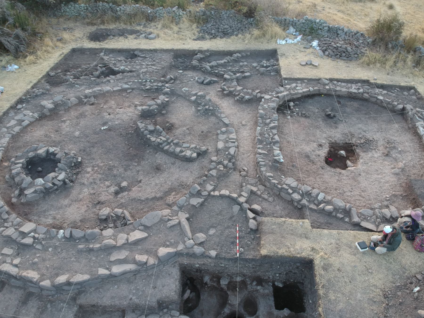 investigadores de la Universidad Nacional San Cristóbal de Huamanga quienes descubrieron siete tumbas en Pallawcha Pampa y que pertenecerían a personajes de élite del período Formativo, 900 a.C.. Foto: Edison Mendoza Martínez