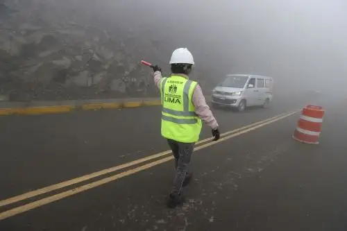 Emape invocó a la ciudadanía a respetar las restricciones a fin de continuar los trabajos y así prevenir cualquier tipo de riesgos que afecte la integridad de conductores y vecinos. Foto: ANDINA/Juan Carlos Guzmán