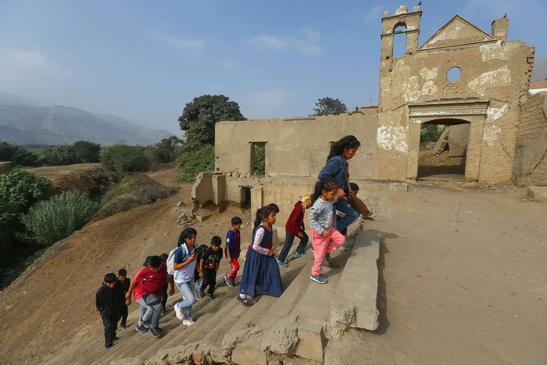 Los arqueólogos sanmarquinos Karen Luján y Alberto Luis Tapia tienen 20 años promoviendo espacios arqueológicos e históricos de la capital. Desde junio, ellos se han sumado como ‘intérpretes culturales’ a Rocinante Tours Perú, un brazo del proyecto Quijote para la Vida, iniciativa cultural que nació en el AA. HH. Santa Rosa, en Puente Piedra.
Foto: ANDINA/Eddy Ramos
