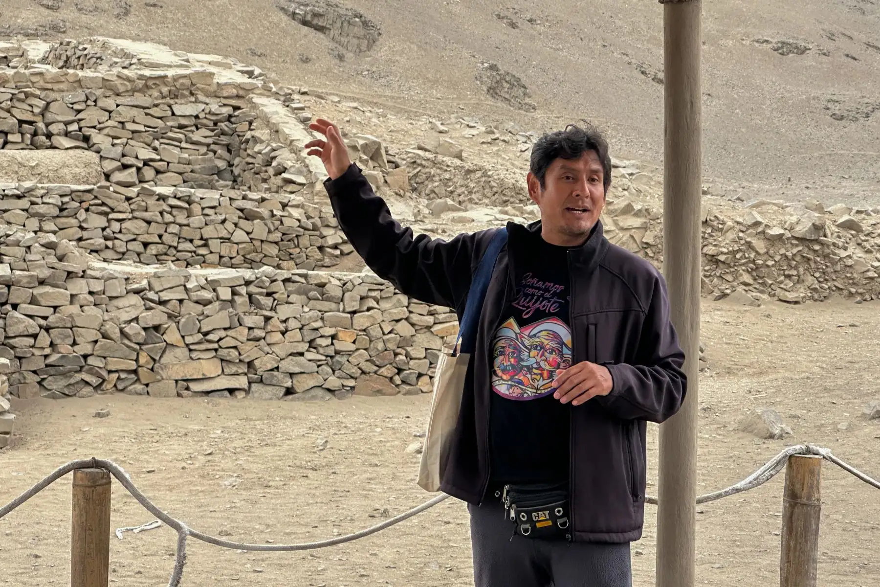 Los arqueólogos sanmarquinos Karen Luján y Alberto Luis Tapia tienen 20 años promoviendo espacios arqueológicos e históricos de la capital. Desde junio, ellos se han sumado como ‘intérpretes culturales’ a Rocinante Tours Perú, un brazo del proyecto Quijote para la Vida, iniciativa cultural que nació en el AA. HH. Santa Rosa, en Puente Piedra.
Foto: ANDINA/Eddy Ramos
