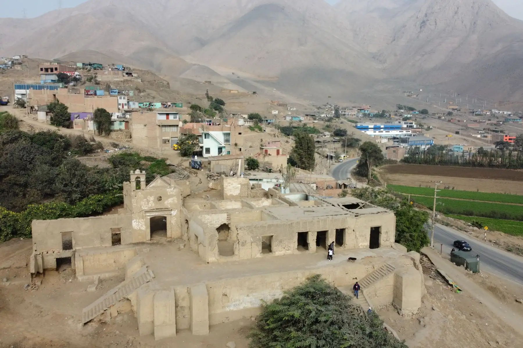 Se calcula que de los 500 sitios arqueológicos que existen en Lima Metropolitana, alrededor de 150 se ubican en los distritos de Lima Norte. Sin embargo, para los arqueólogos, salvo el caso de la Zona Arqueológica Monumental de El Paraíso, en el resto de espacios la gestión es prácticamente cero, carecen de inversión. Y por eso el temor de que muchos de estos sitios se pierdan, sin haber siquiera el registro de la mayoría.
Foto: ANDINA/Eddy Ramos