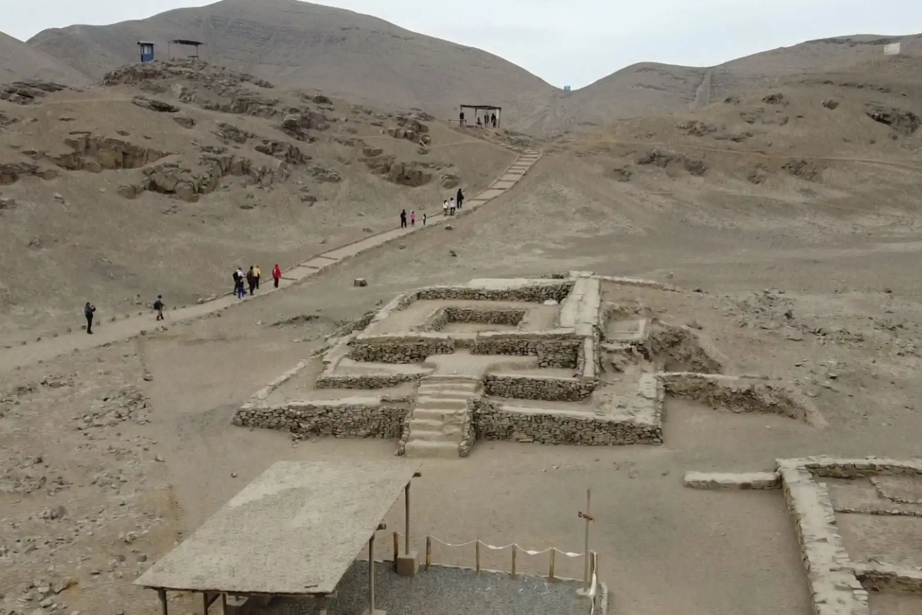 Se calcula que de los 500 sitios arqueológicos que existen en Lima Metropolitana, alrededor de 150 se ubican en los distritos de Lima Norte. Sin embargo, para los arqueólogos, salvo el caso de la Zona Arqueológica Monumental de El Paraíso, en el resto de espacios la gestión es prácticamente cero, carecen de inversión. Y por eso el temor de que muchos de estos sitios se pierdan, sin haber siquiera el registro de la mayoría.
Foto: ANDINA/Eddy Ramos